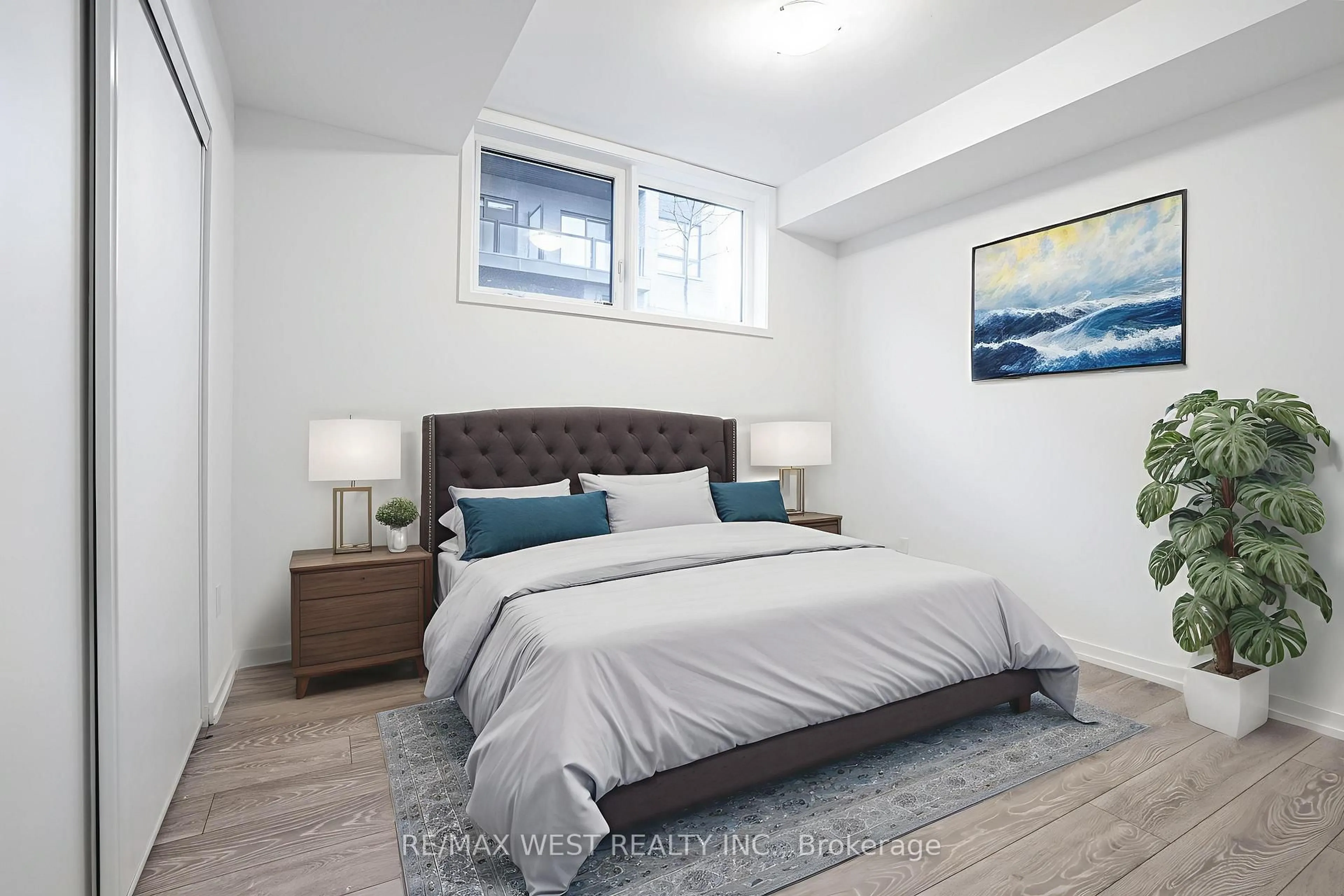 Bedroom with bed, unknown for 20 Lytham Green Circ #28, Newmarket Ontario L3Y 0H4