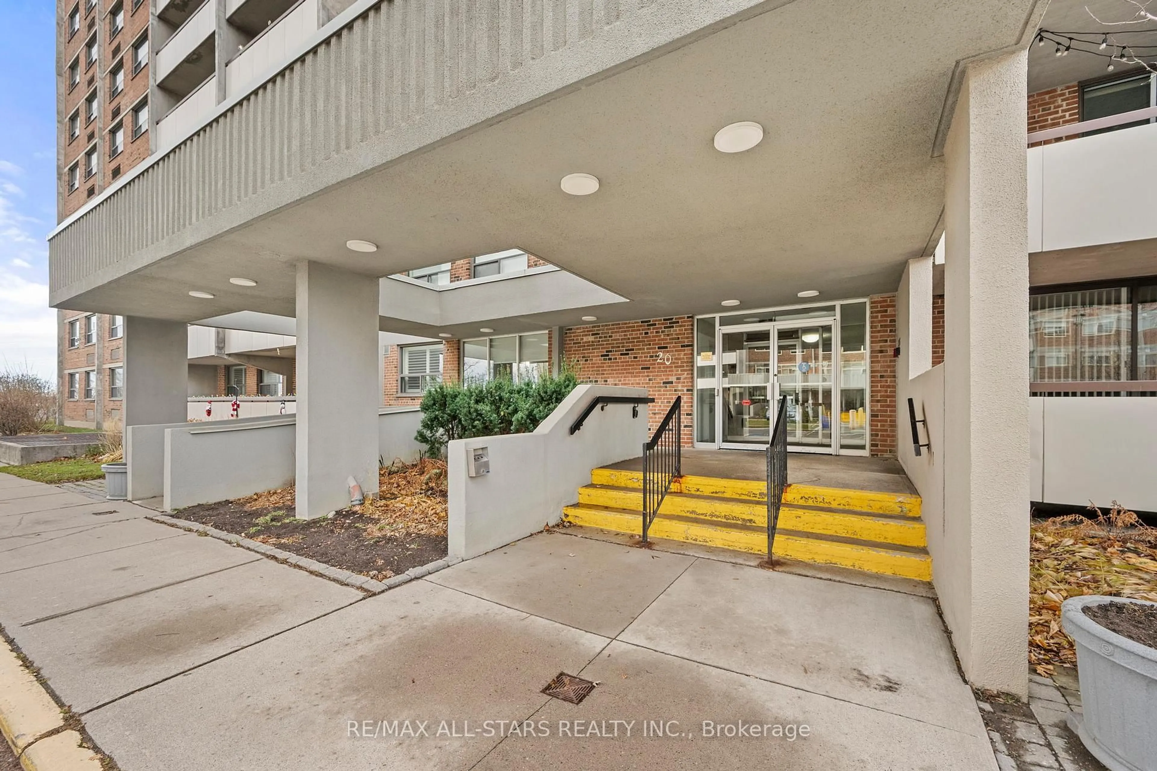 Indoor foyer for 20 William Roe Blvd #410, Newmarket Ontario L3Y 5V6