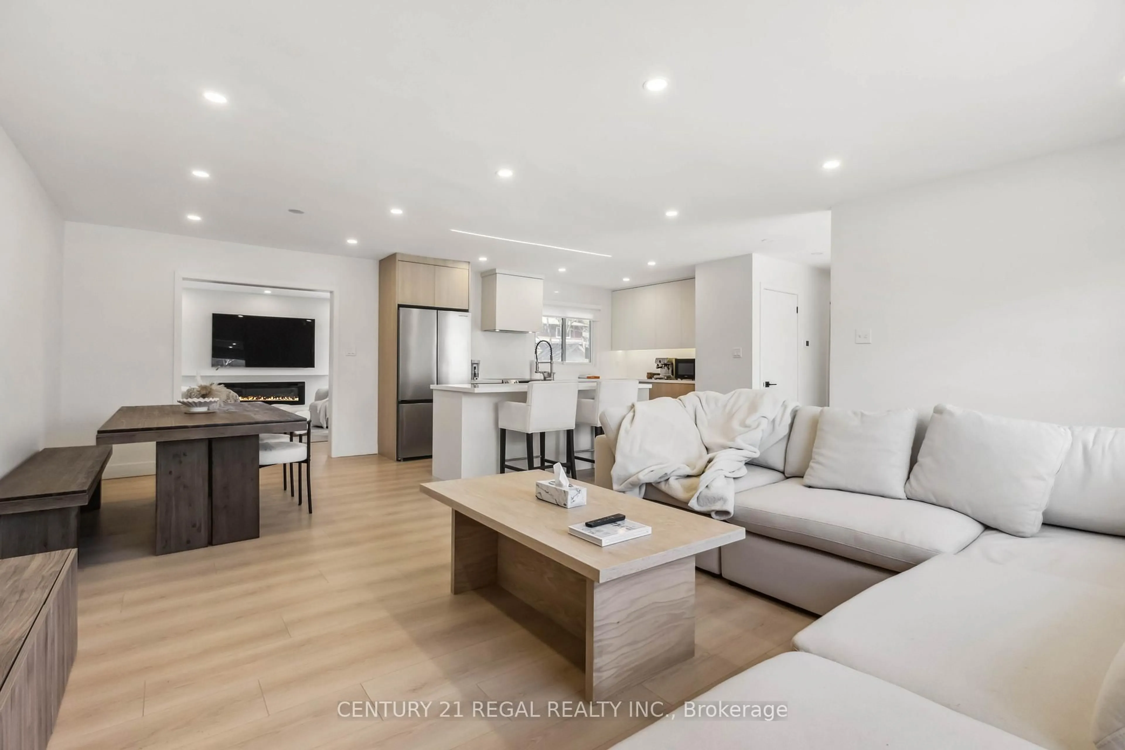 Open concept kitchen, wood/laminate floor for 26 Sir Bedevere Pl, Markham Ontario L3P 2W2