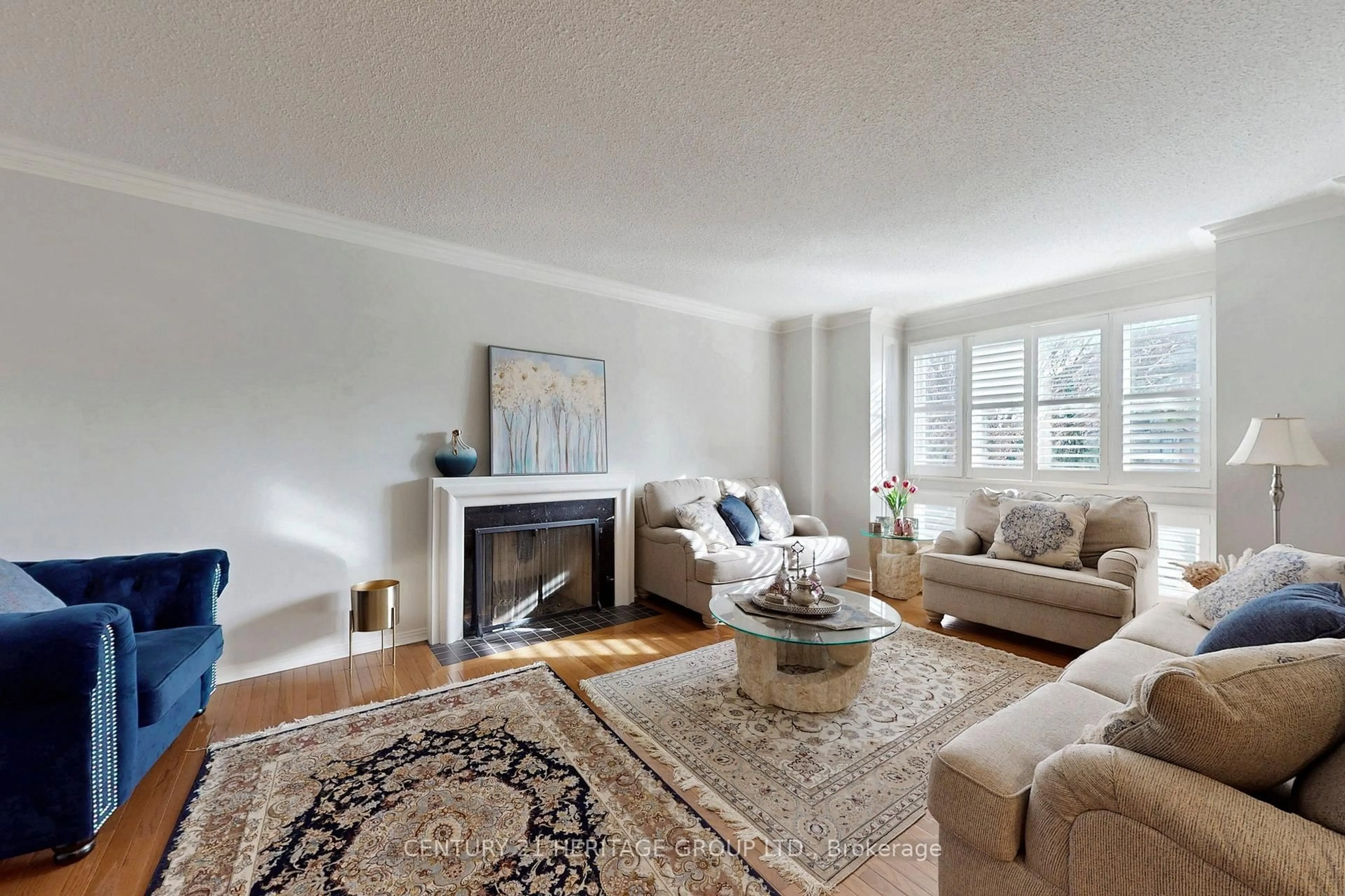 Living room with furniture, unknown for 136 Cranberry Lane, Aurora Ontario L4G 5Z3
