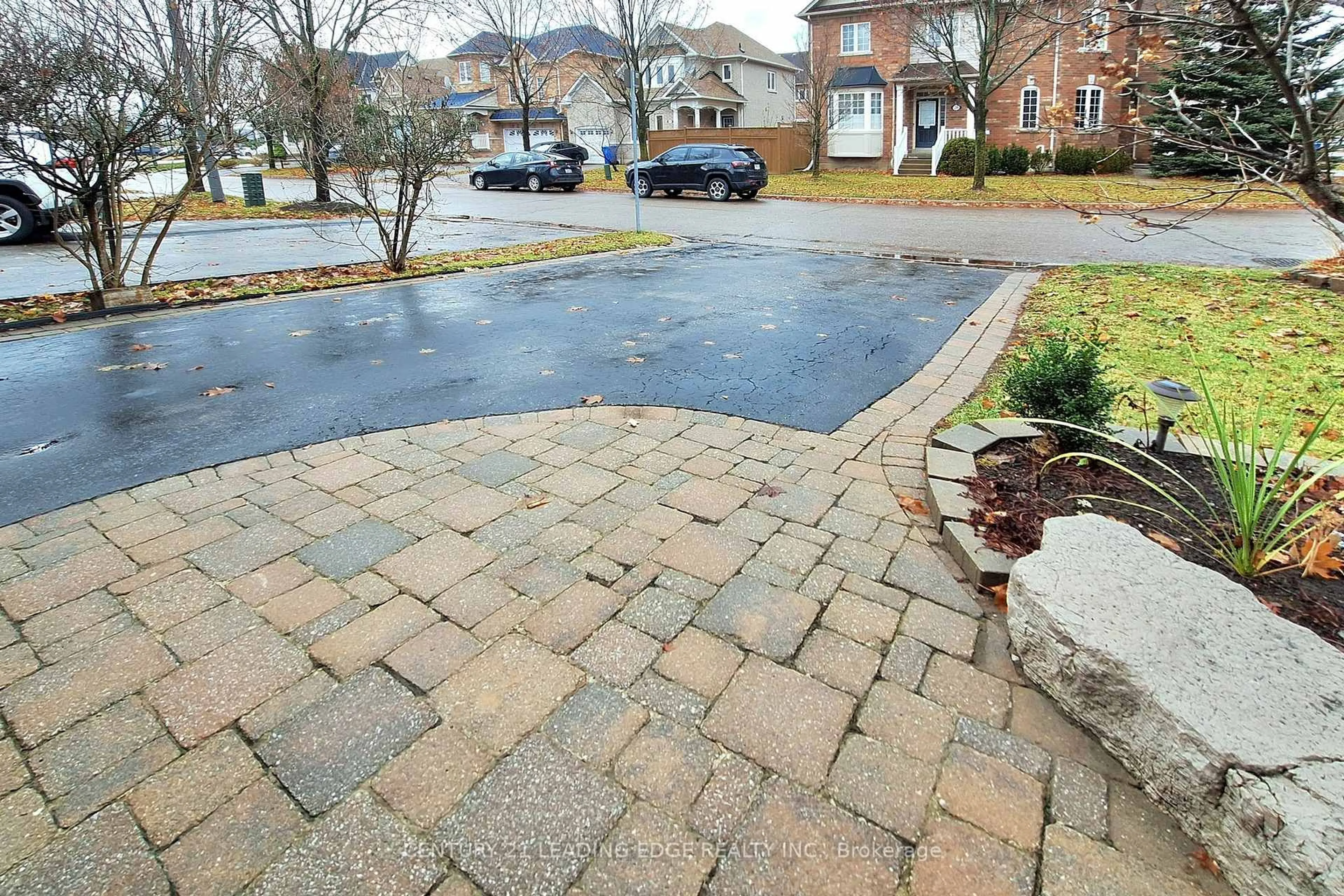 Patio, street for 21 Watkins Glen Cres, Aurora Ontario L3G 7P3