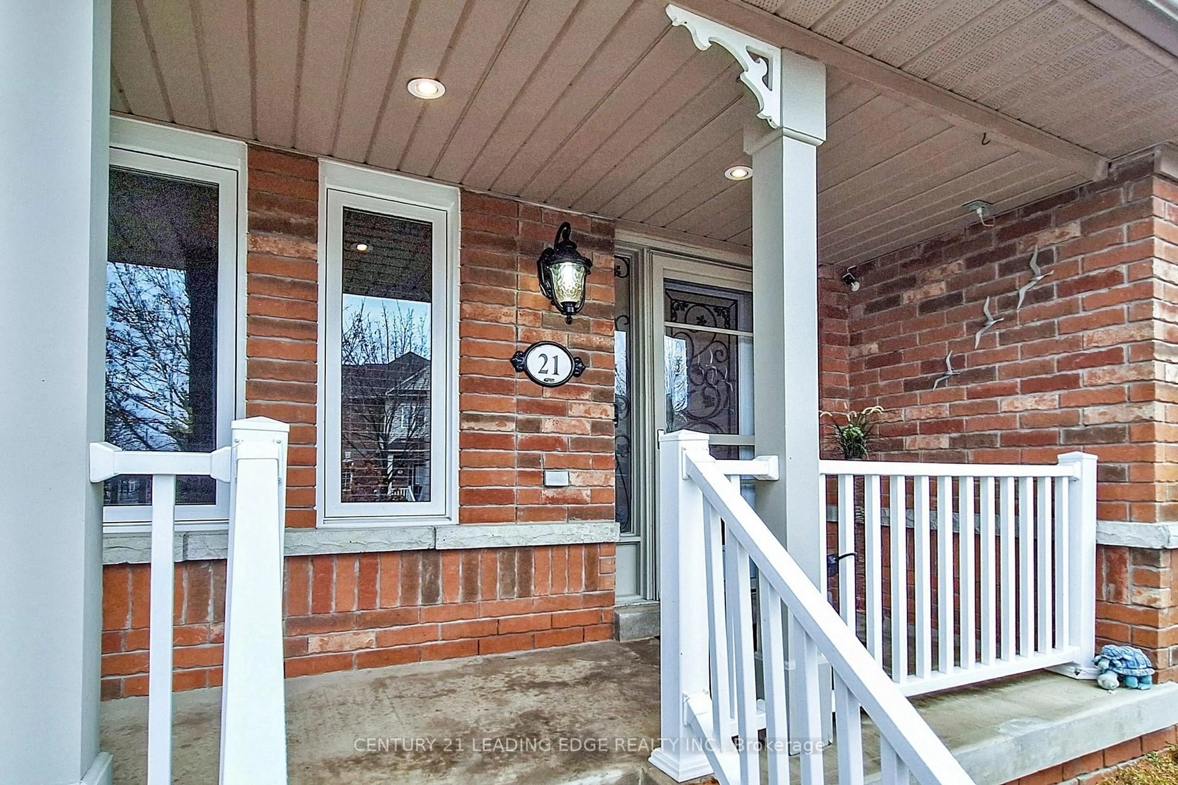 Indoor entryway for 21 Watkins Glen Cres, Aurora Ontario L3G 7P3