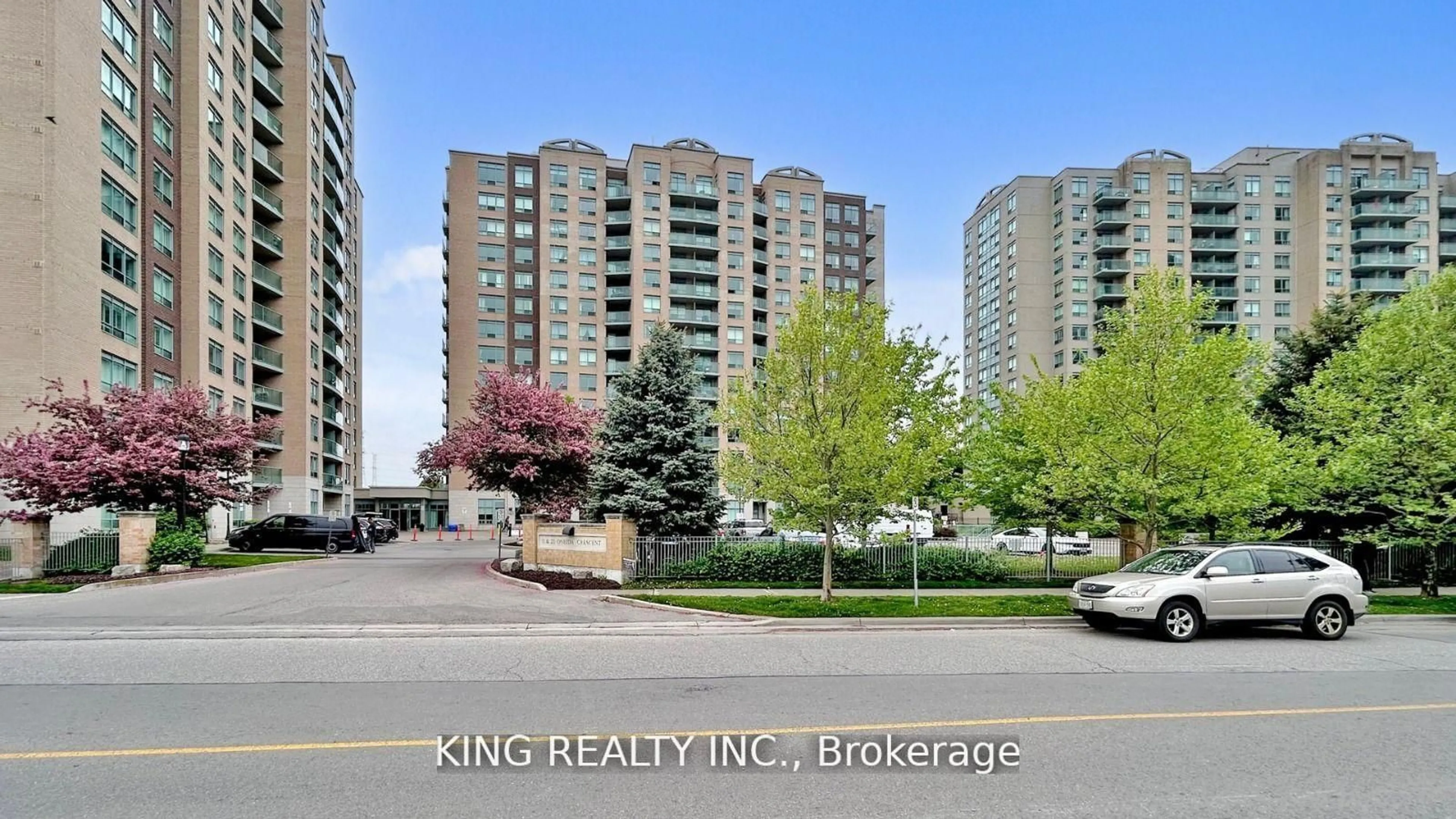 A pic from outside/outdoor area/front of a property/back of a property/a pic from drone, unknown for 23 Oneida Cres #901, Richmond Hill Ontario L4B 0A2