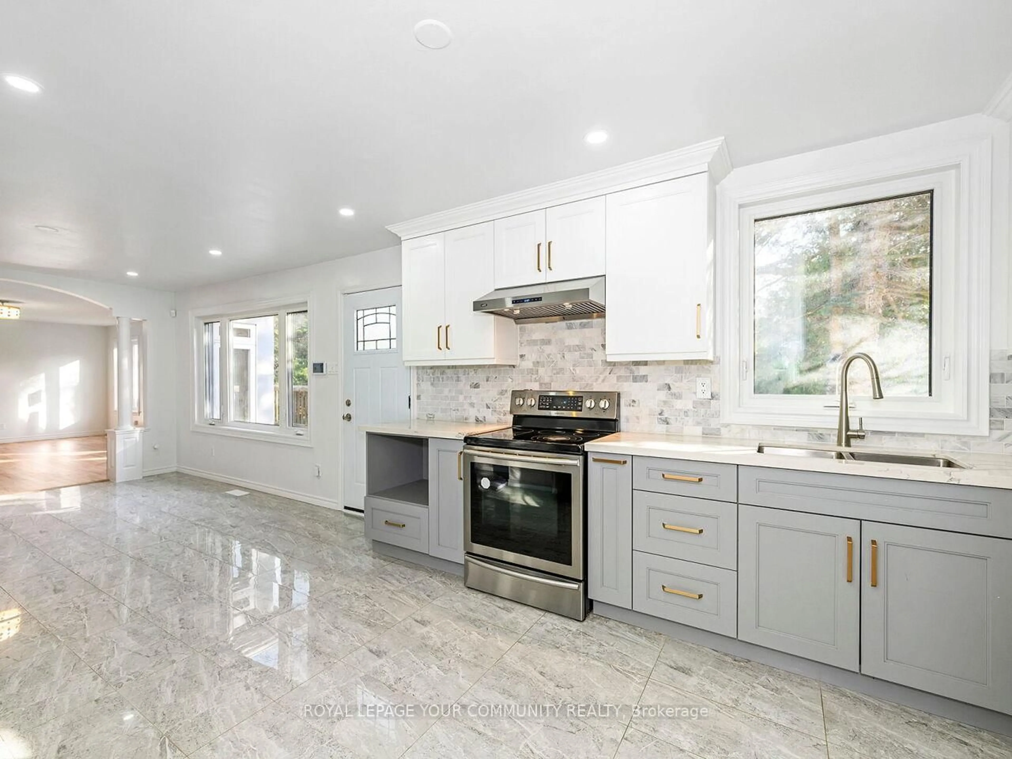 Open concept kitchen, ceramic/tile floor for 4800 Herald Rd, East Gwillimbury Ontario L0G 1M0