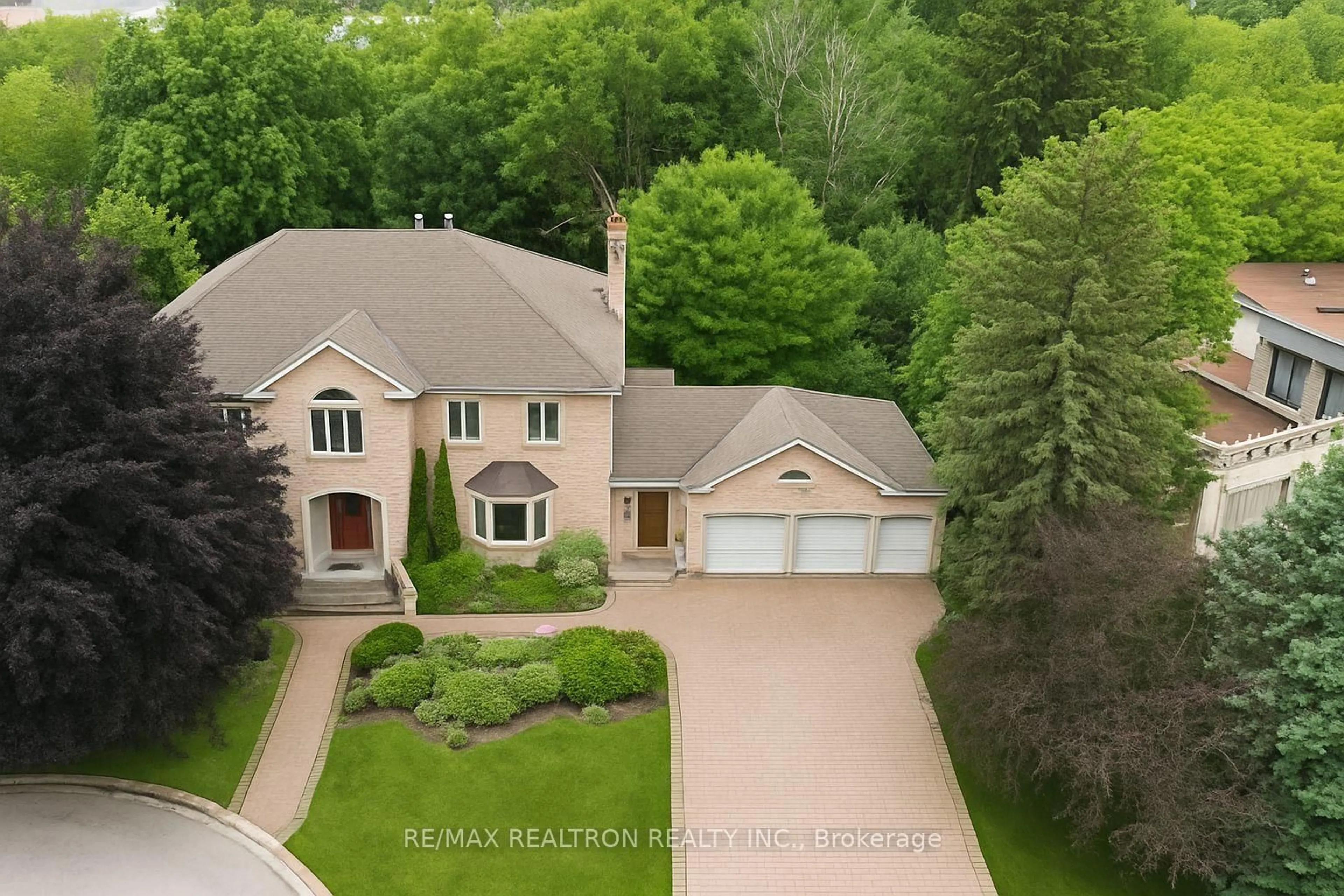 A pic from outside/outdoor area/front of a property/back of a property/a pic from drone, street for 12 Moodie Dr, Richmond Hill Ontario L4C 8C9