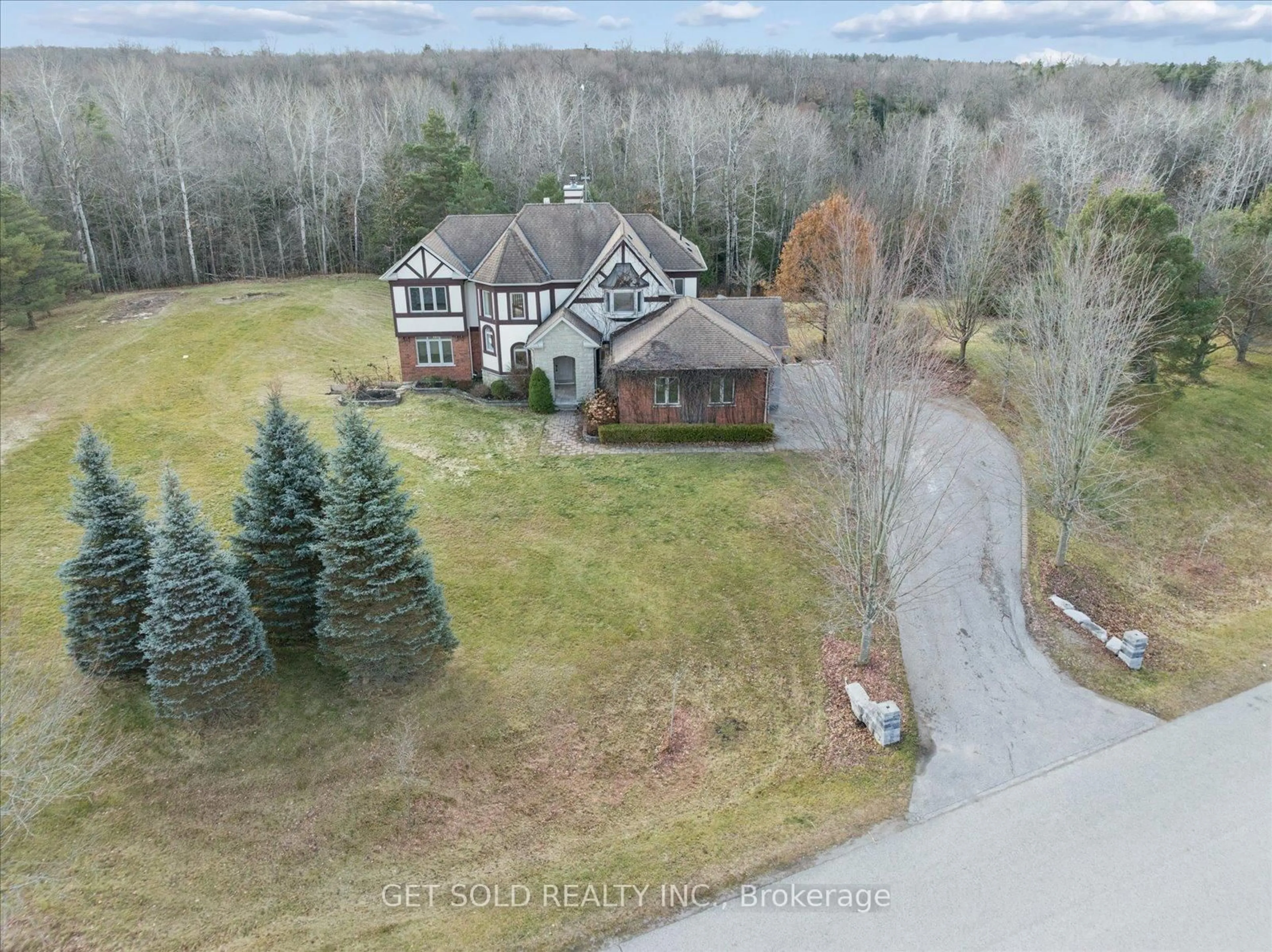 A pic from outside/outdoor area/front of a property/back of a property/a pic from drone, water/lake/river/ocean view for 5 Hawkwing Crt, Whitchurch-Stouffville Ontario L3Y 4W1