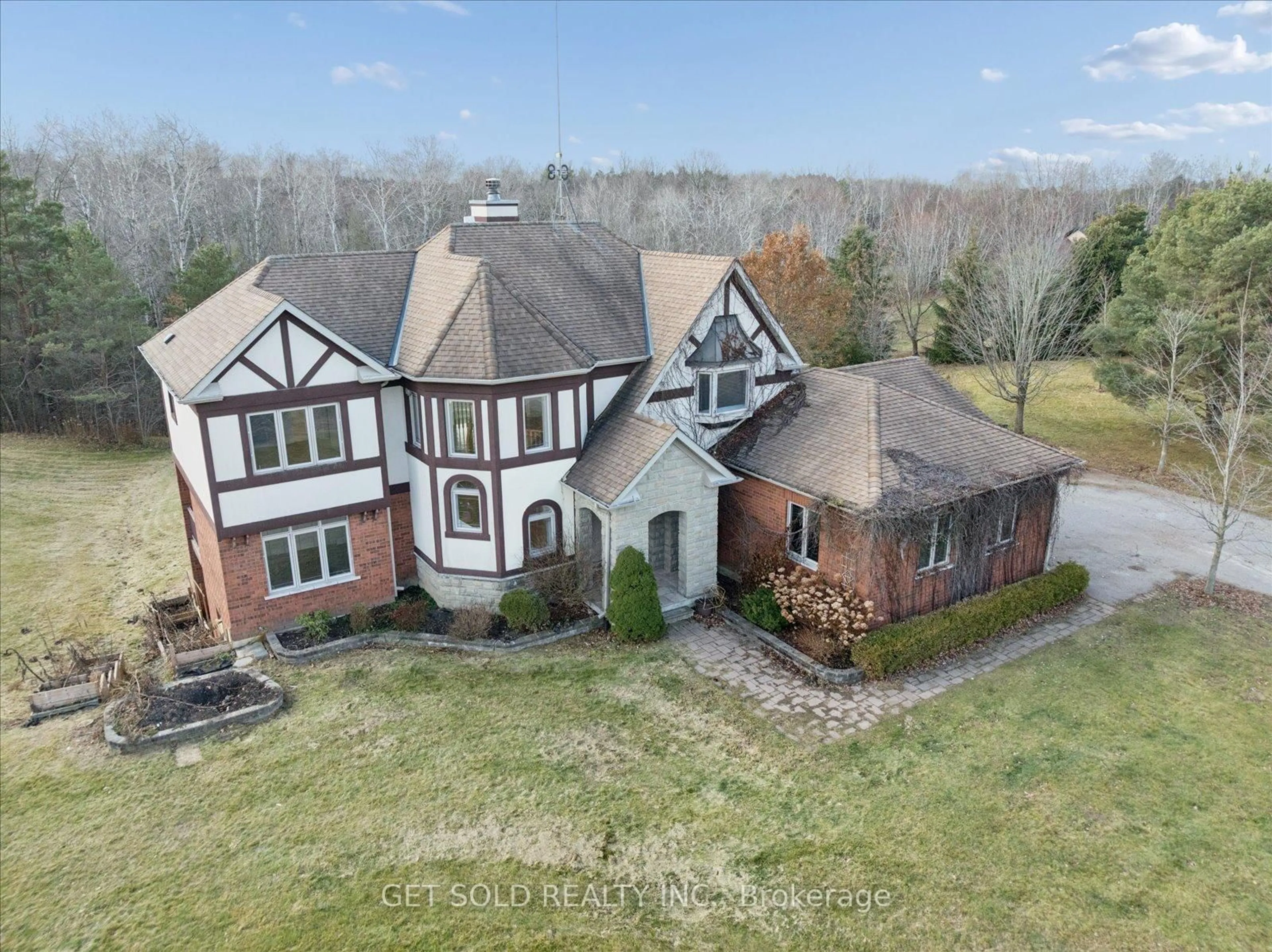 A pic from outside/outdoor area/front of a property/back of a property/a pic from drone, building for 5 Hawkwing Crt, Whitchurch-Stouffville Ontario L3Y 4W1