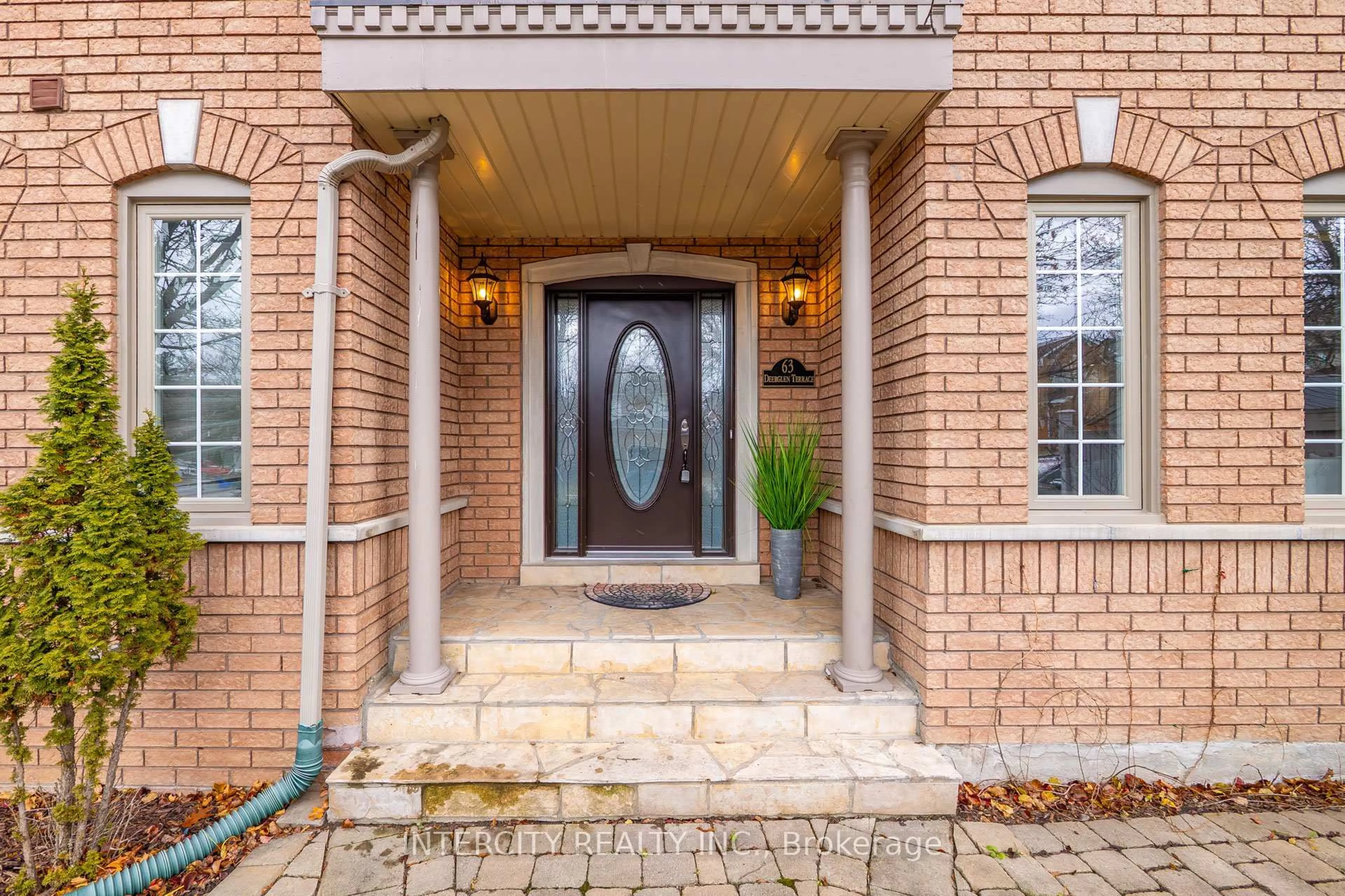 Indoor entryway for 63 Deerglen Terr, Aurora Ontario L4G 6Y2