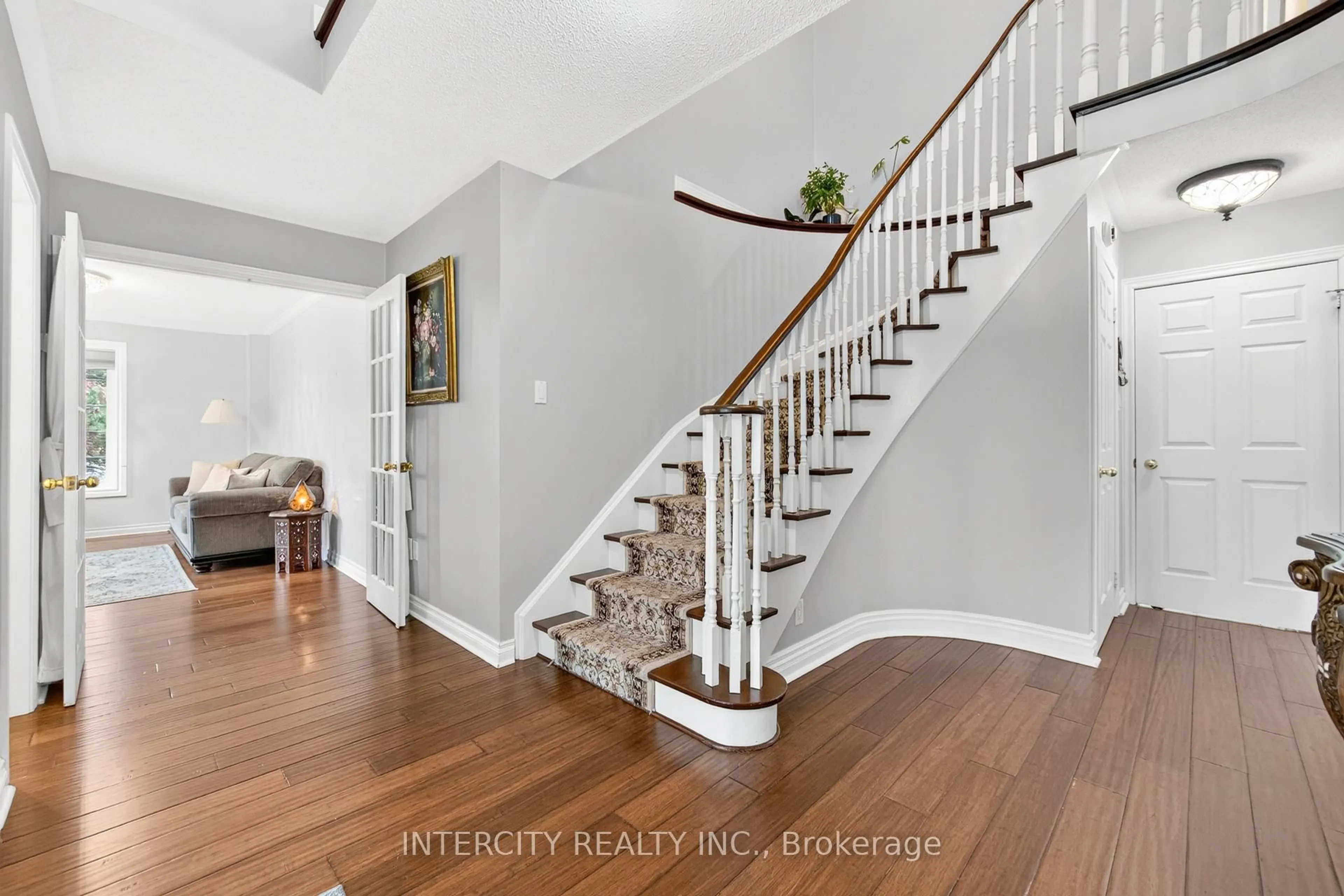 Indoor entryway for 63 Deerglen Terr, Aurora Ontario L4G 6Y2