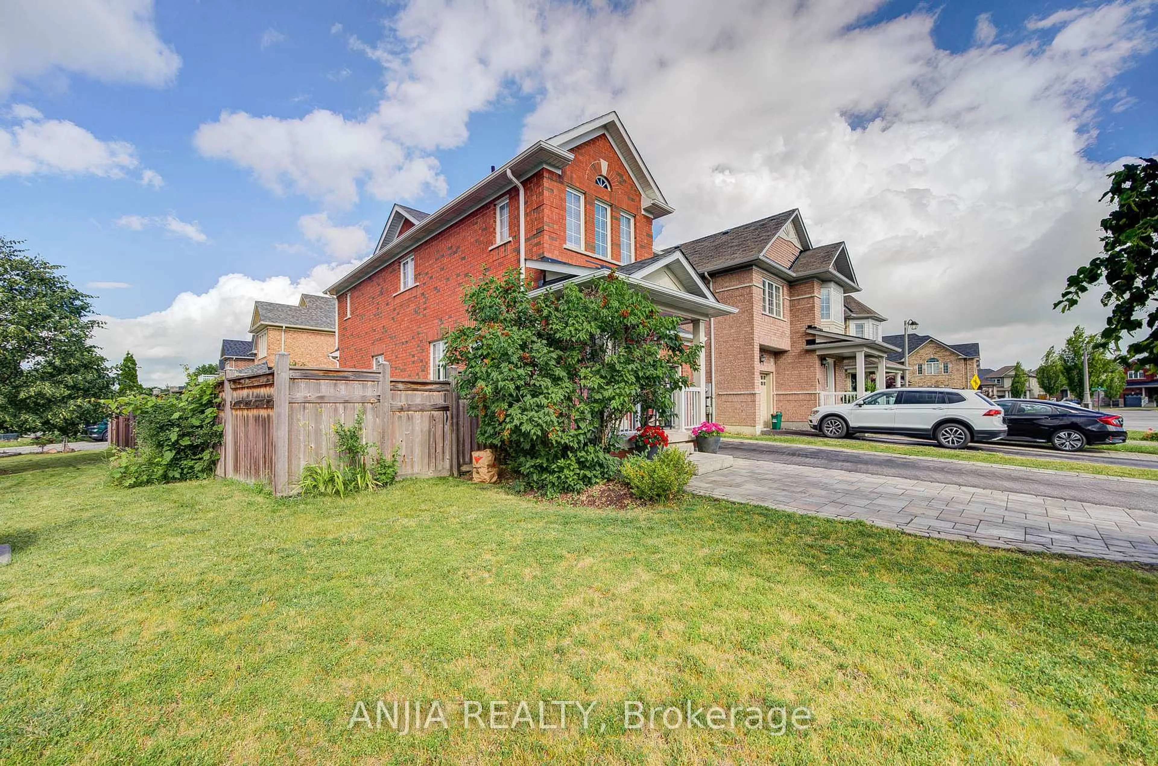 A pic from outside/outdoor area/front of a property/back of a property/a pic from drone, street for 10 Ida Jane Grve, Whitchurch-Stouffville Ontario L4A 0S3
