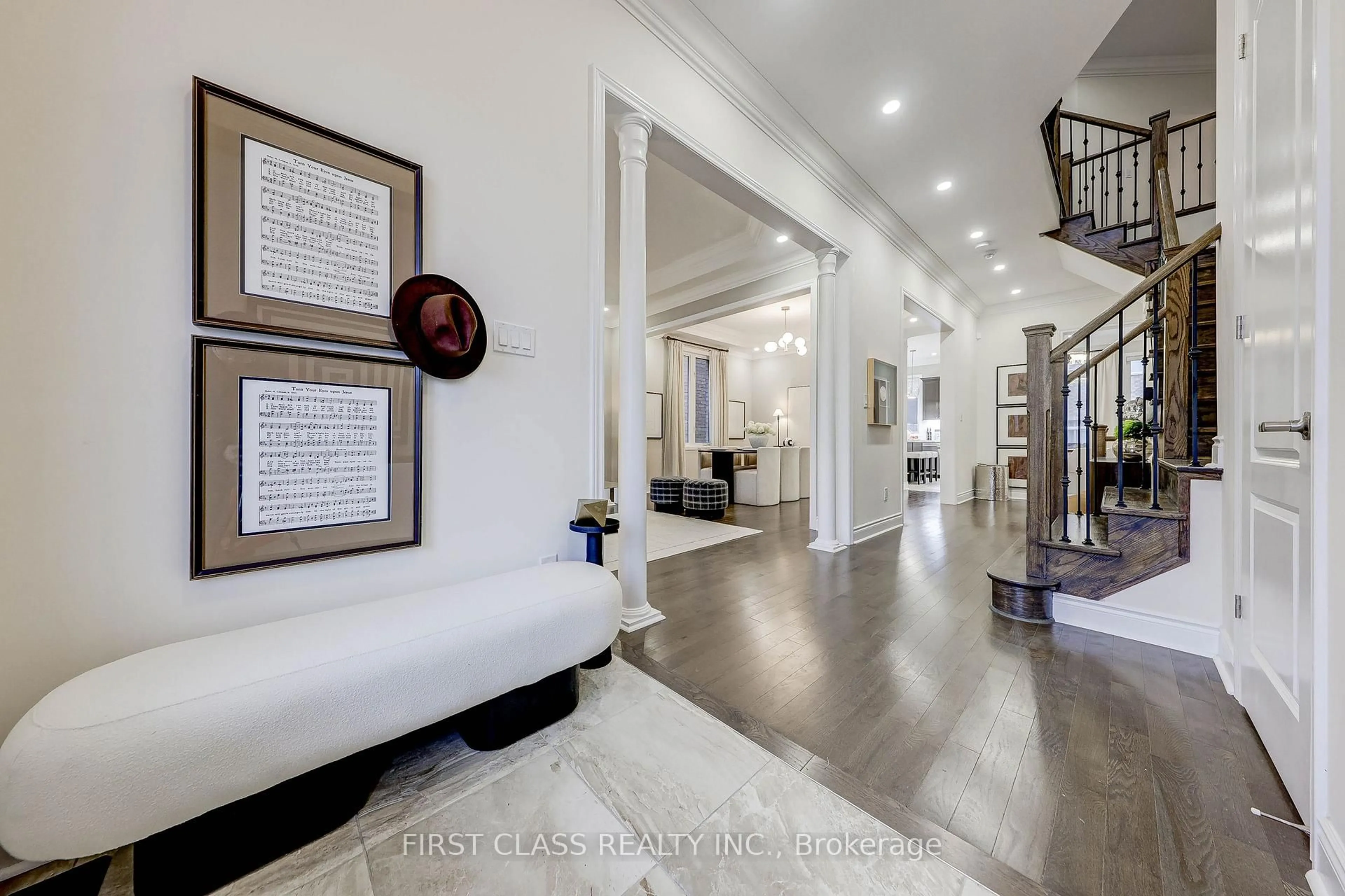 Indoor foyer for 948 Sherman Brock Circ, Newmarket Ontario L3X 0G8