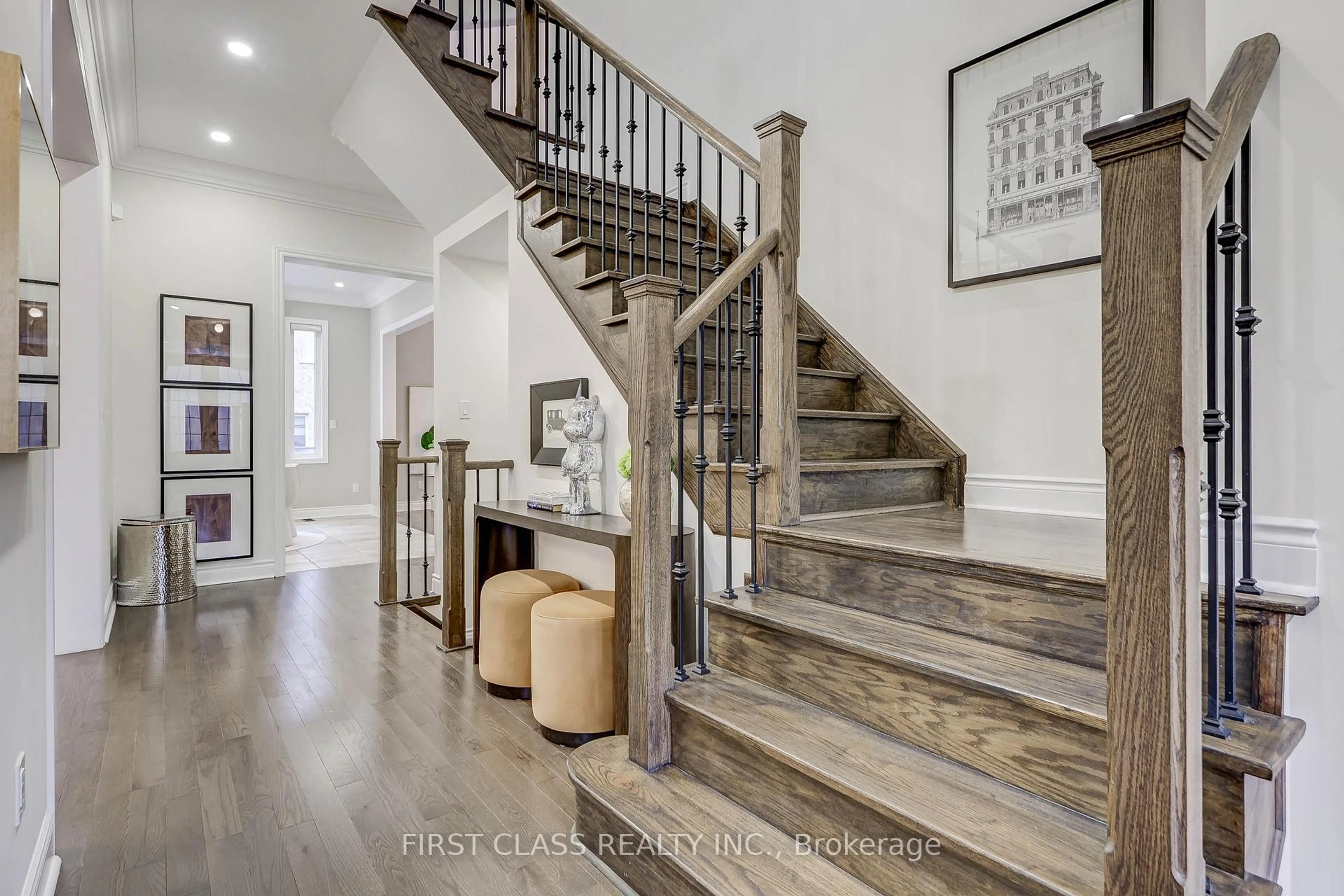 Indoor entryway for 948 Sherman Brock Circ, Newmarket Ontario L3X 0G8