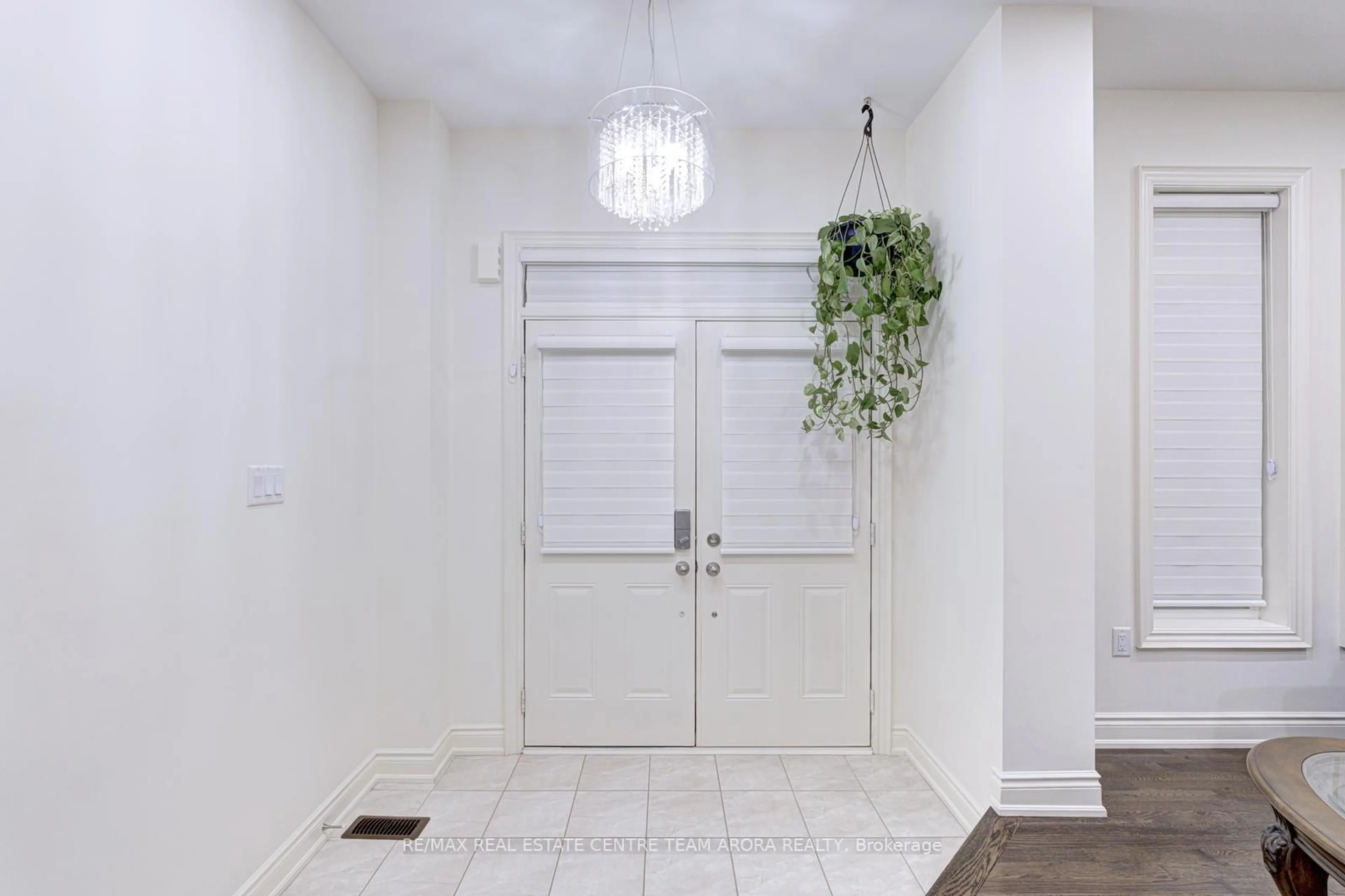 Indoor entryway for 91 Elderslie Cres, Vaughan Ontario L4H 4L4