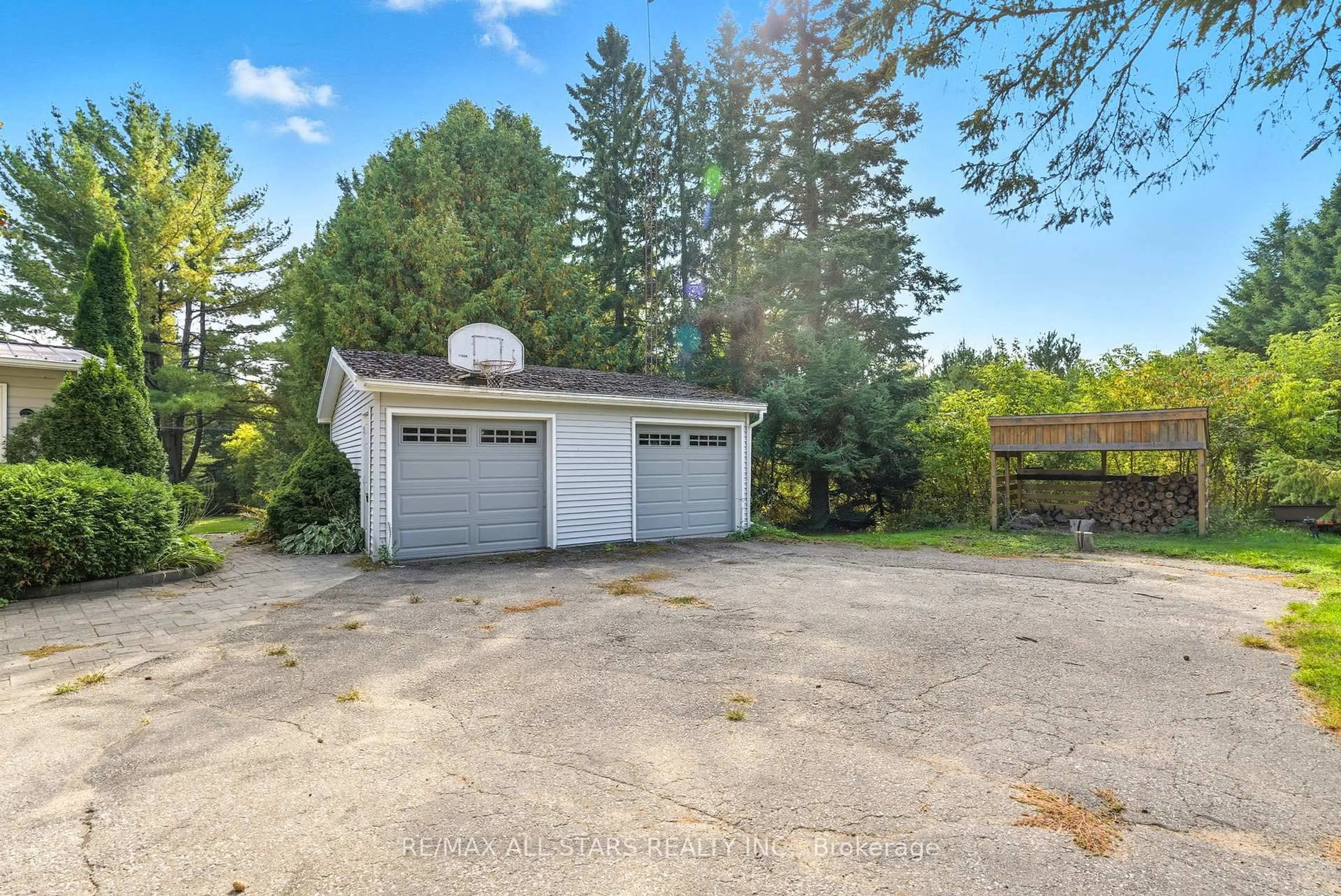 Indoor garage for 341 Feasby Rd, Uxbridge Ontario L9P 1R1
