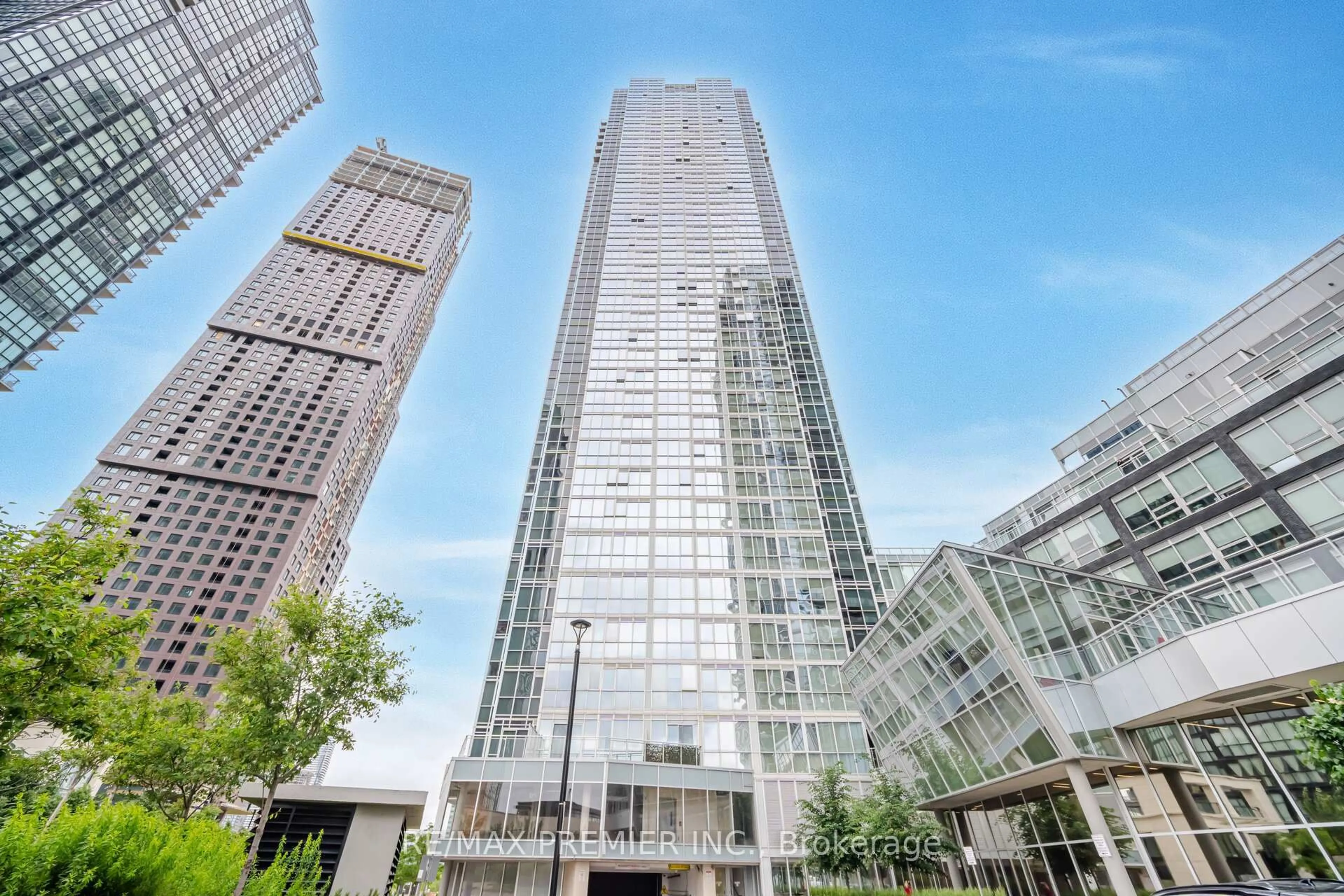 Indoor foyer for 2916 Highway 7 Rd #2107, Vaughan Ontario L4K 0K6