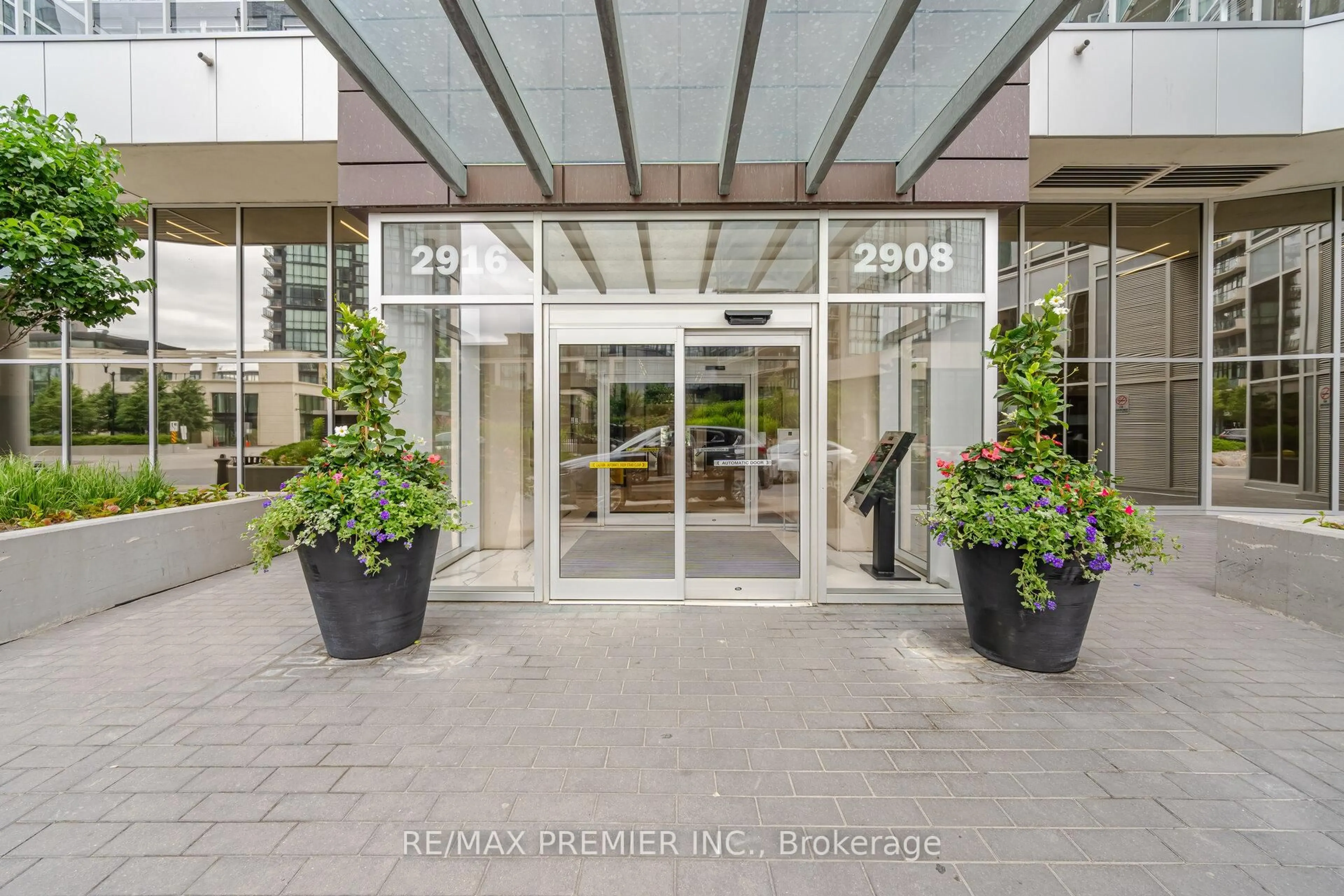 Indoor foyer for 2916 Highway 7 Rd #2107, Vaughan Ontario L4K 0K6