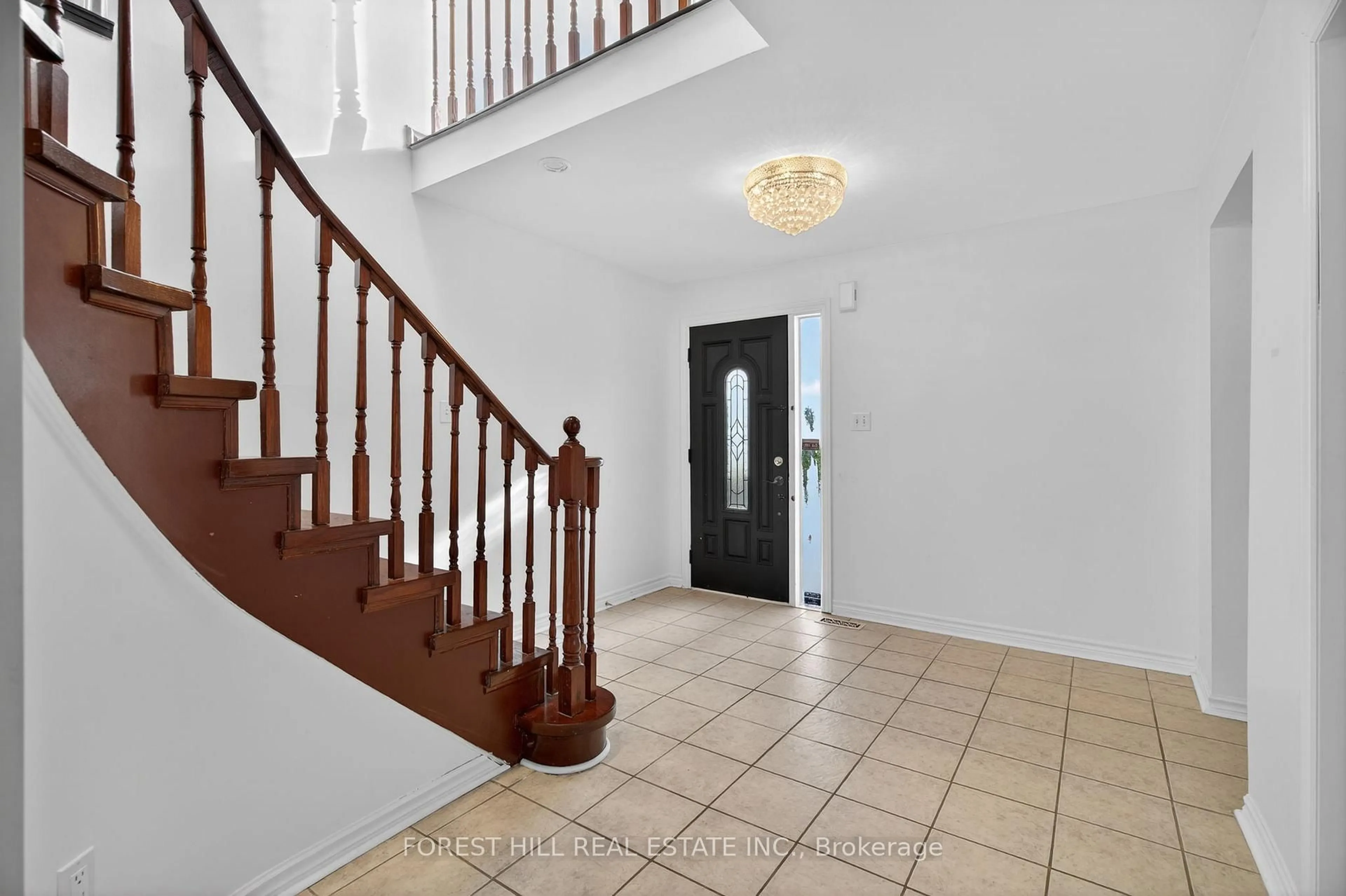 Indoor foyer for 197 Bristol Rd, Newmarket Ontario L3Y 7X9