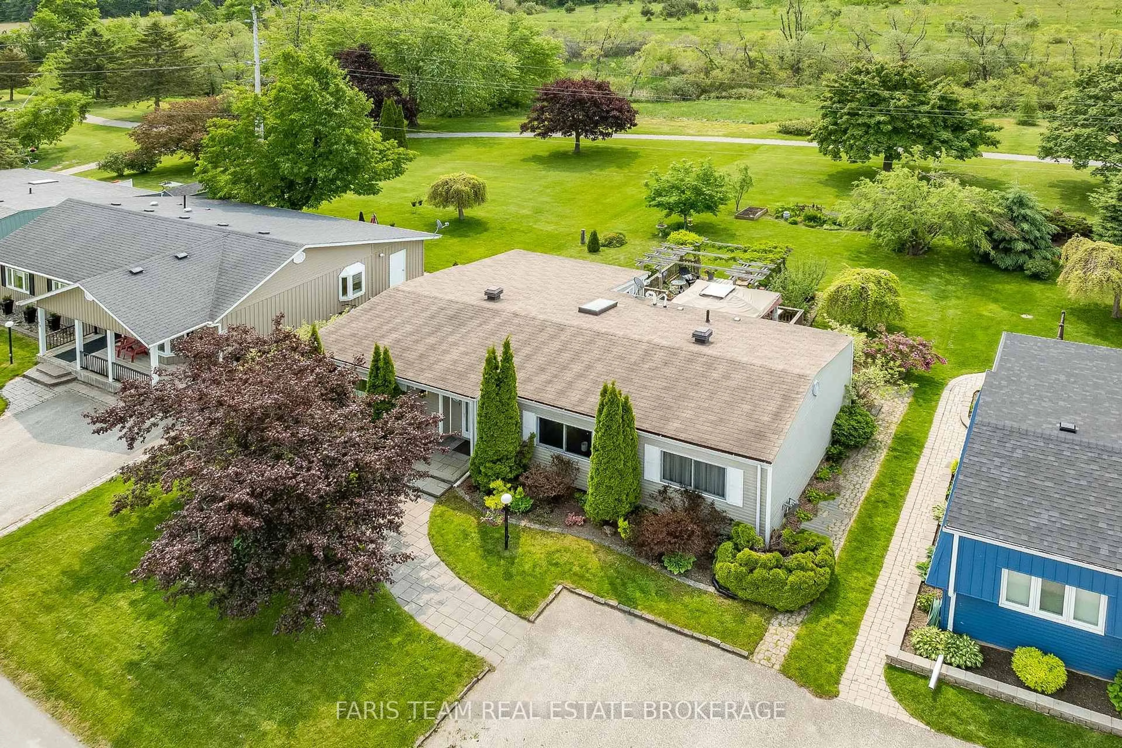 A pic from outside/outdoor area/front of a property/back of a property/a pic from drone, street for 81 Corner Brook Tr, Innisfil Ontario L9S 1S1