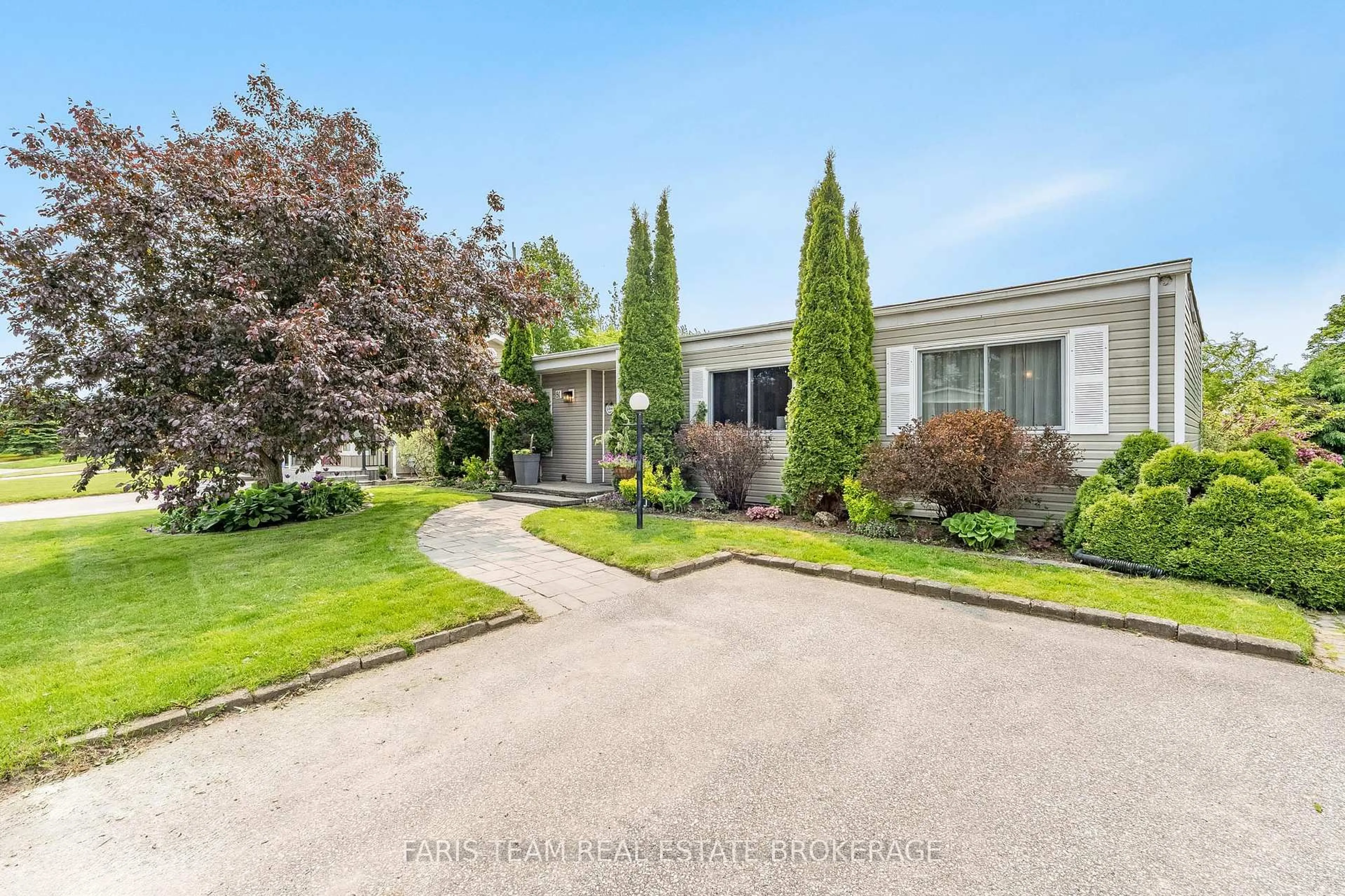 A pic from outside/outdoor area/front of a property/back of a property/a pic from drone, street for 81 Corner Brook Tr, Innisfil Ontario L9S 1S1