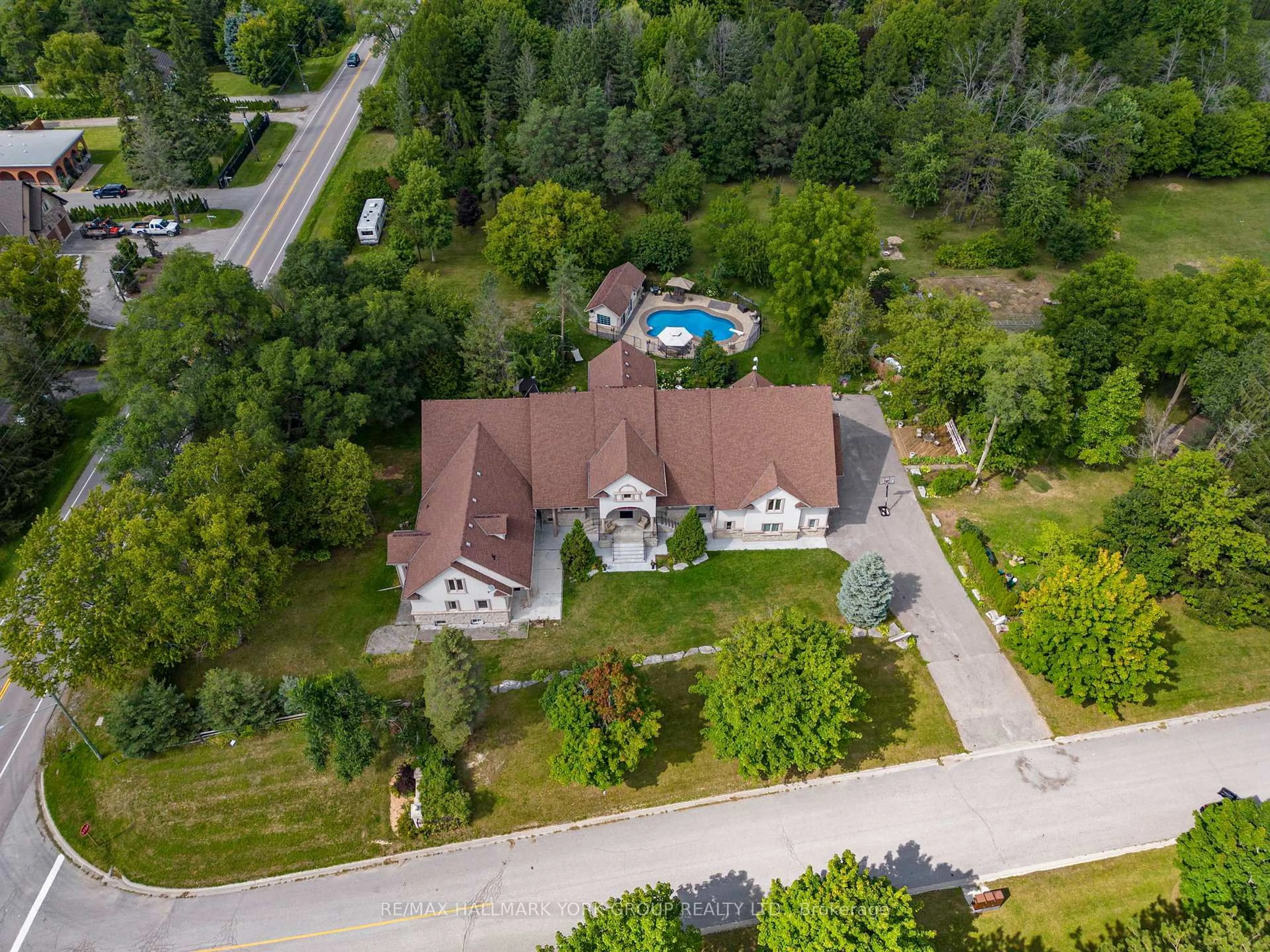 A pic from outside/outdoor area/front of a property/back of a property/a pic from drone, unknown for 2 Kingswood Dr, King Ontario L7B 1K8