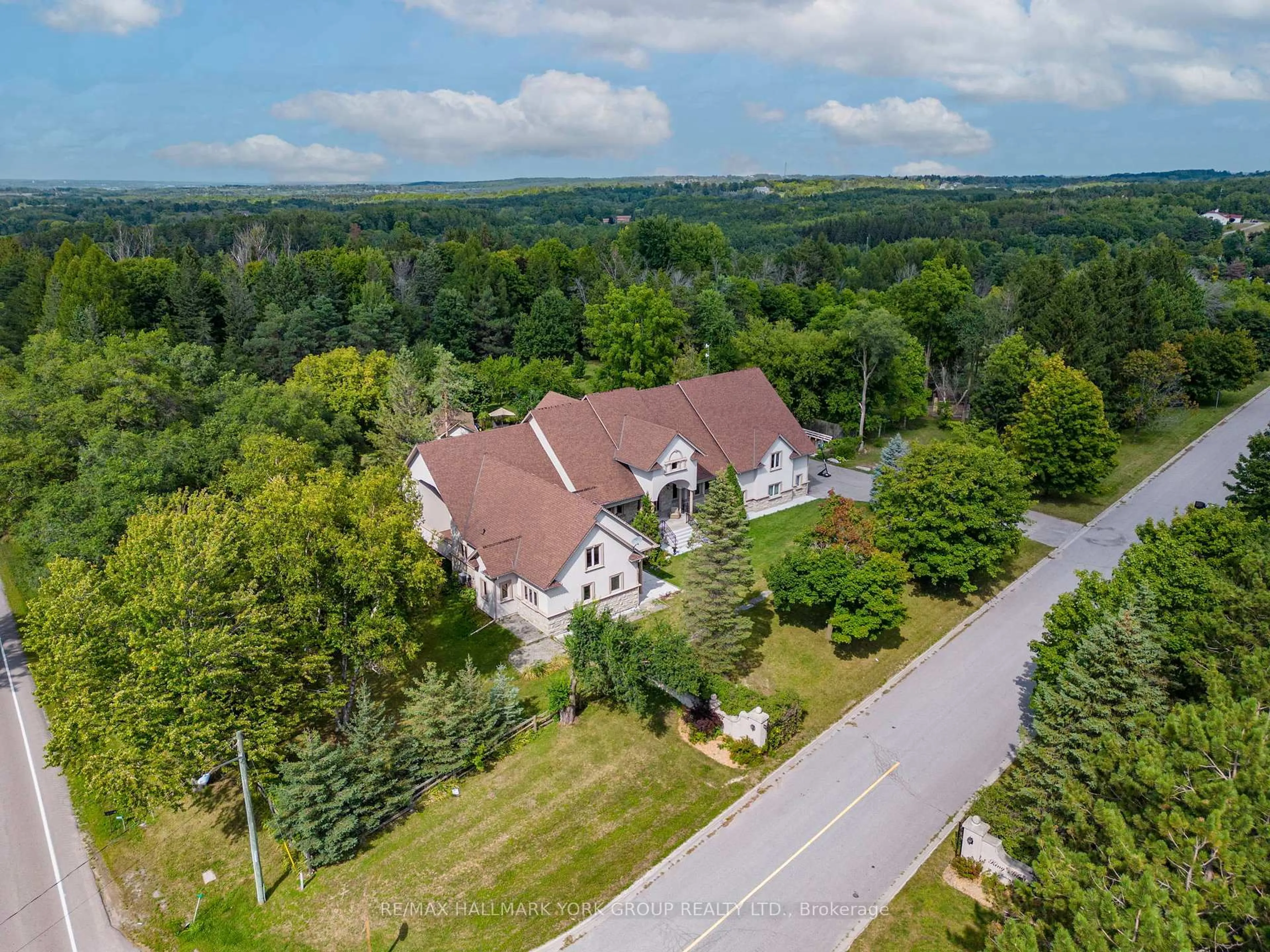 A pic from outside/outdoor area/front of a property/back of a property/a pic from drone, unknown for 2 Kingswood Dr, King Ontario L7B 1K8