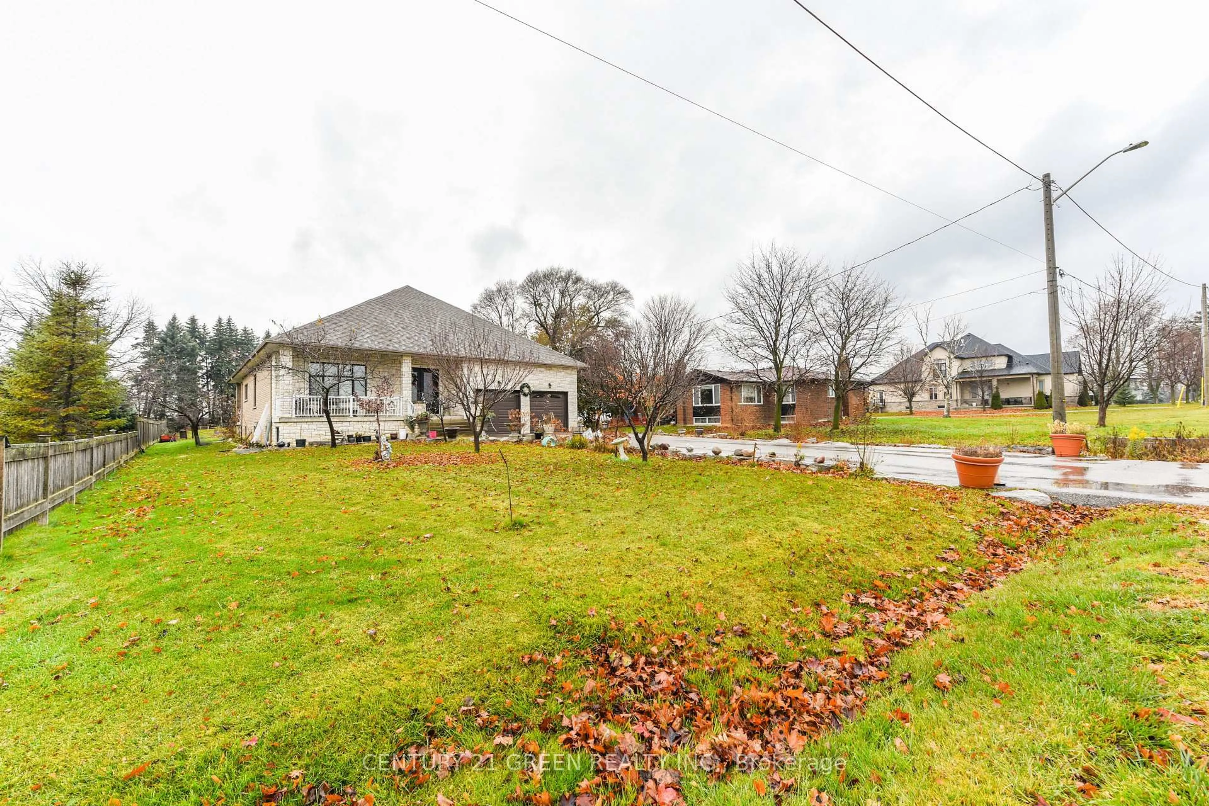 A pic from outside/outdoor area/front of a property/back of a property/a pic from drone, unknown for 40 Simmons St, Vaughan Ontario L4L 1A7
