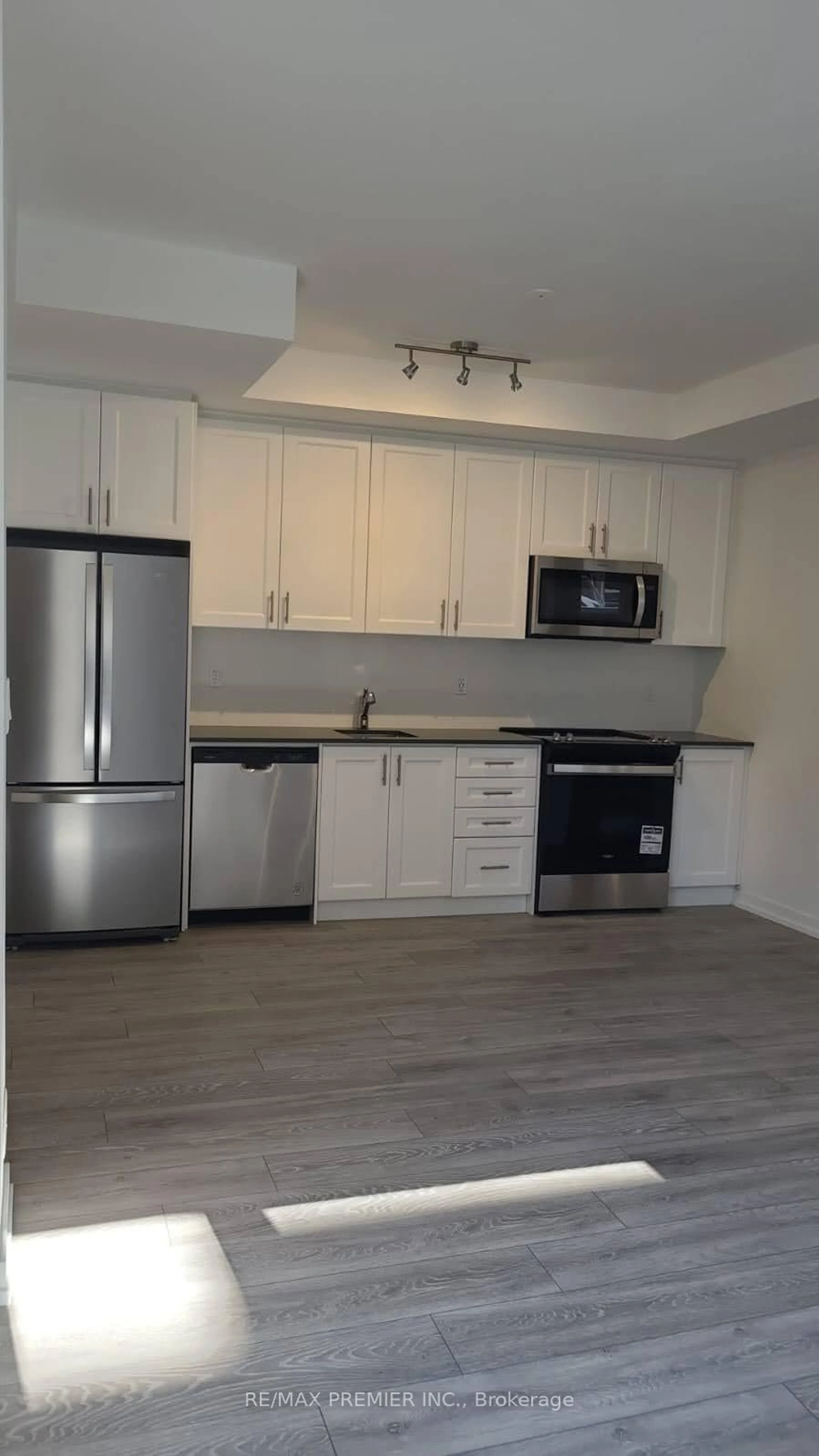 Standard kitchen, wood/laminate floor for 15 Lytham Green Circ #15, Newmarket Ontario L3Y 0H3