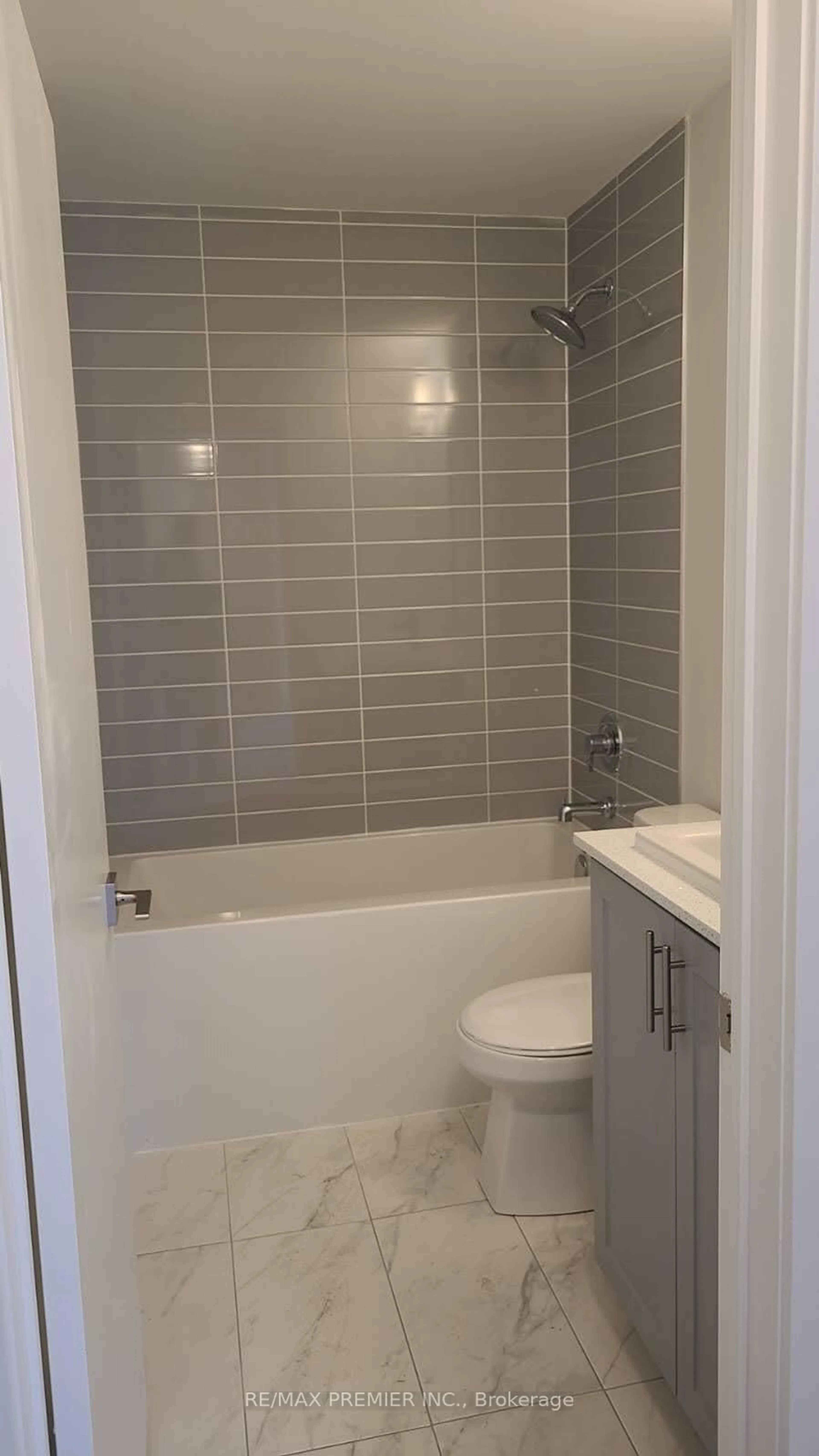 Standard bathroom, ceramic/tile floor for 15 Lytham Green Circ #15, Newmarket Ontario L3Y 0H3