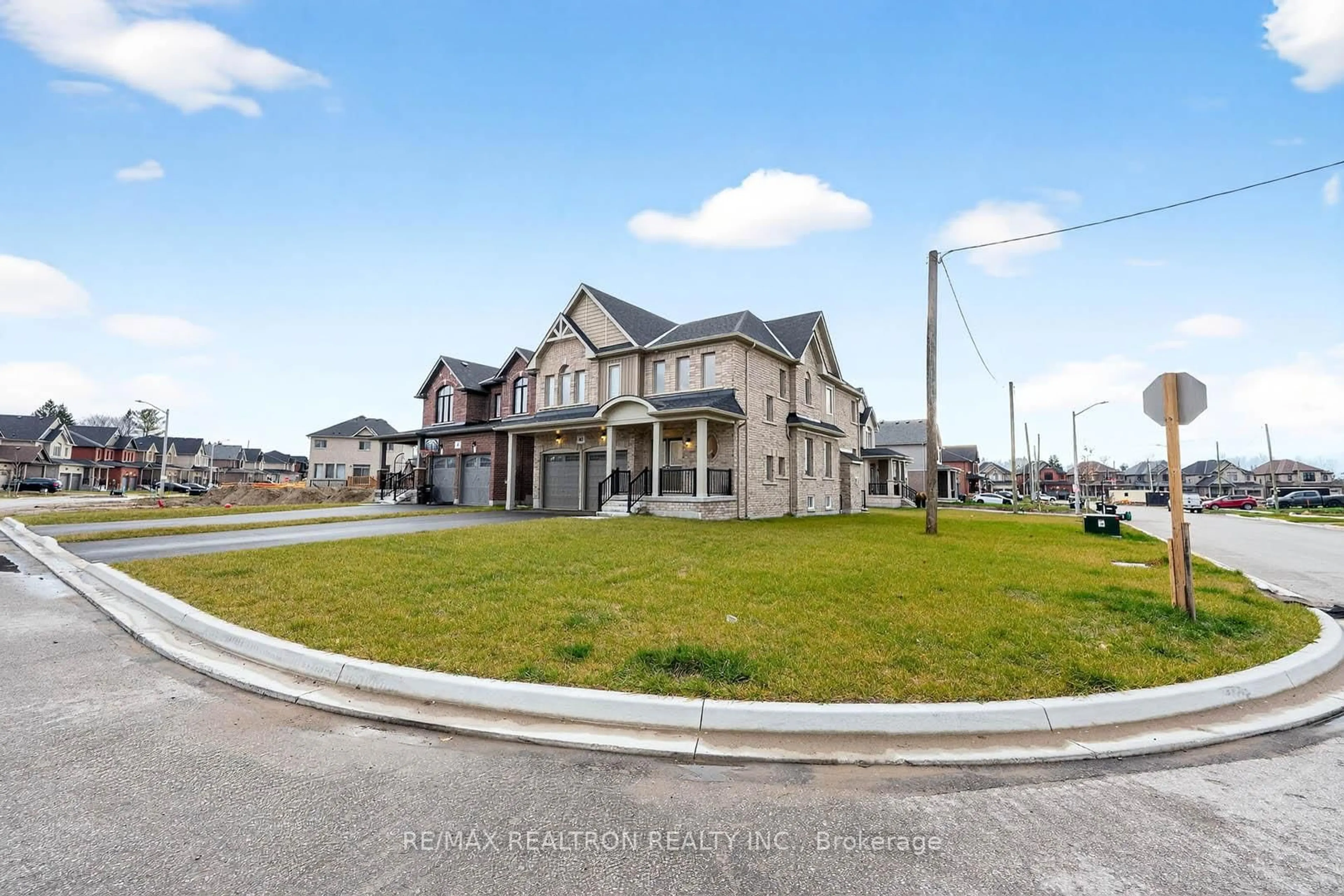 A pic from outside/outdoor area/front of a property/back of a property/a pic from drone, street for 40 Wakefield Blvd, Essa Ontario L3W 0L9