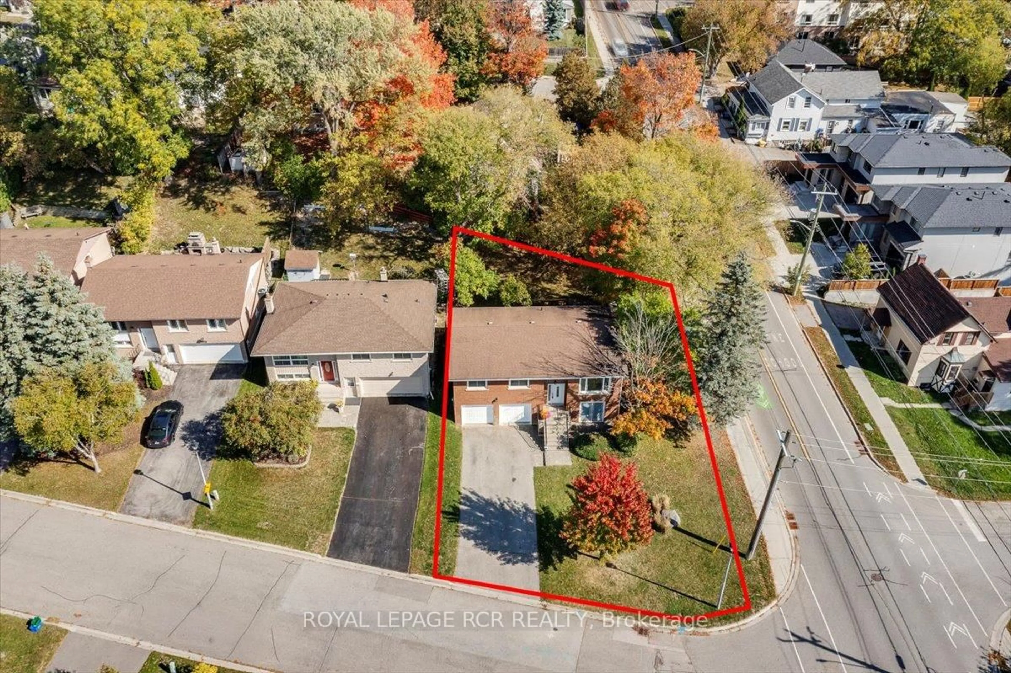 A pic from outside/outdoor area/front of a property/back of a property/a pic from drone, street for 153 Stickwood Crt, Newmarket Ontario L3Y 5V2