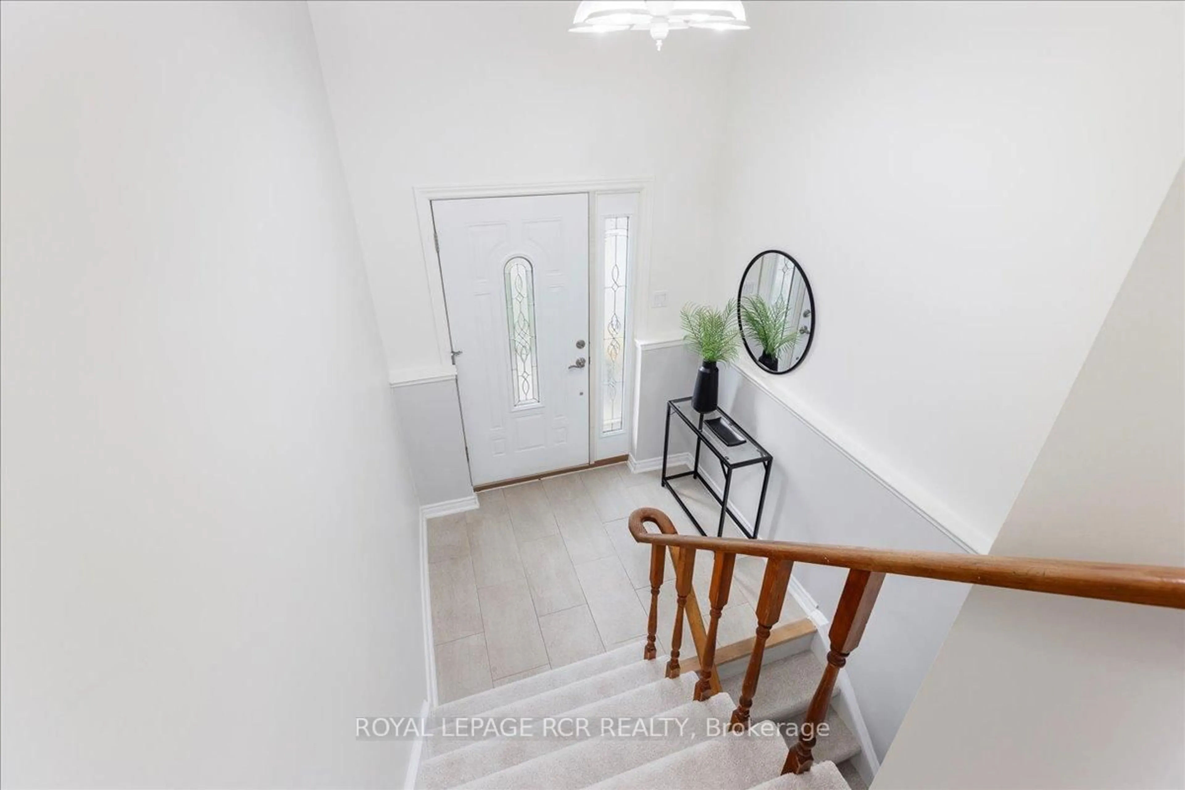 Indoor entryway for 153 Stickwood Crt, Newmarket Ontario L3Y 5V2