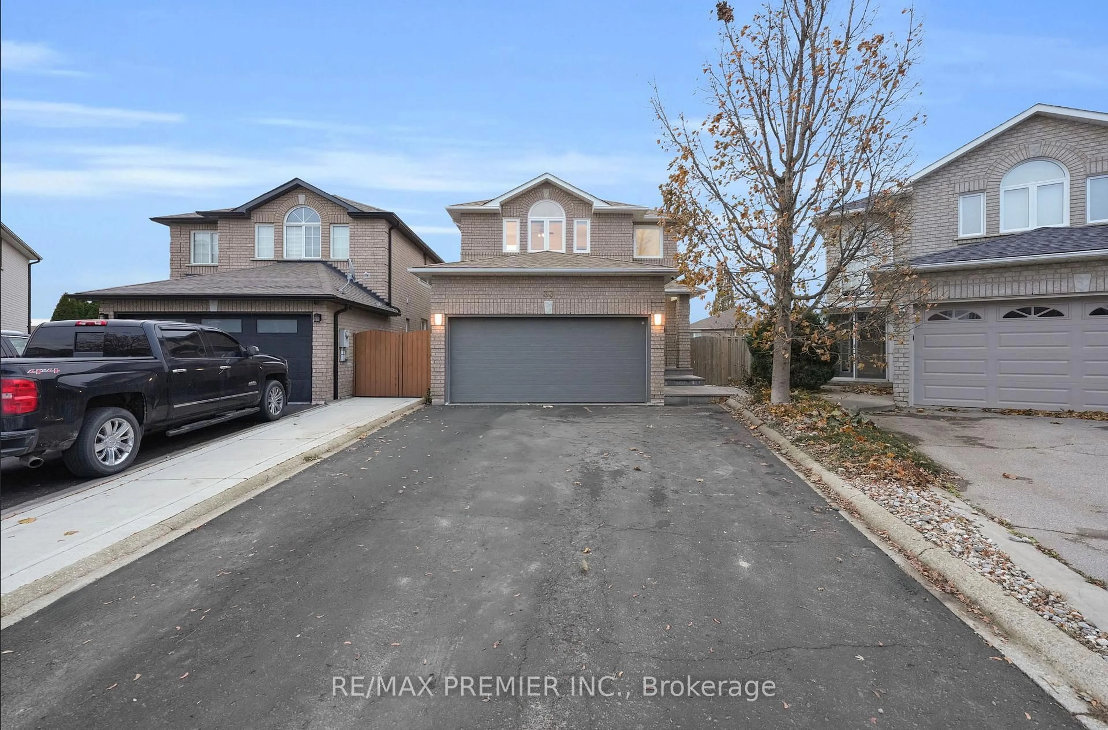 A pic from outside/outdoor area/front of a property/back of a property/a pic from drone, street for 33 Topaz Crt, Vaughan Ontario L6A 2X2