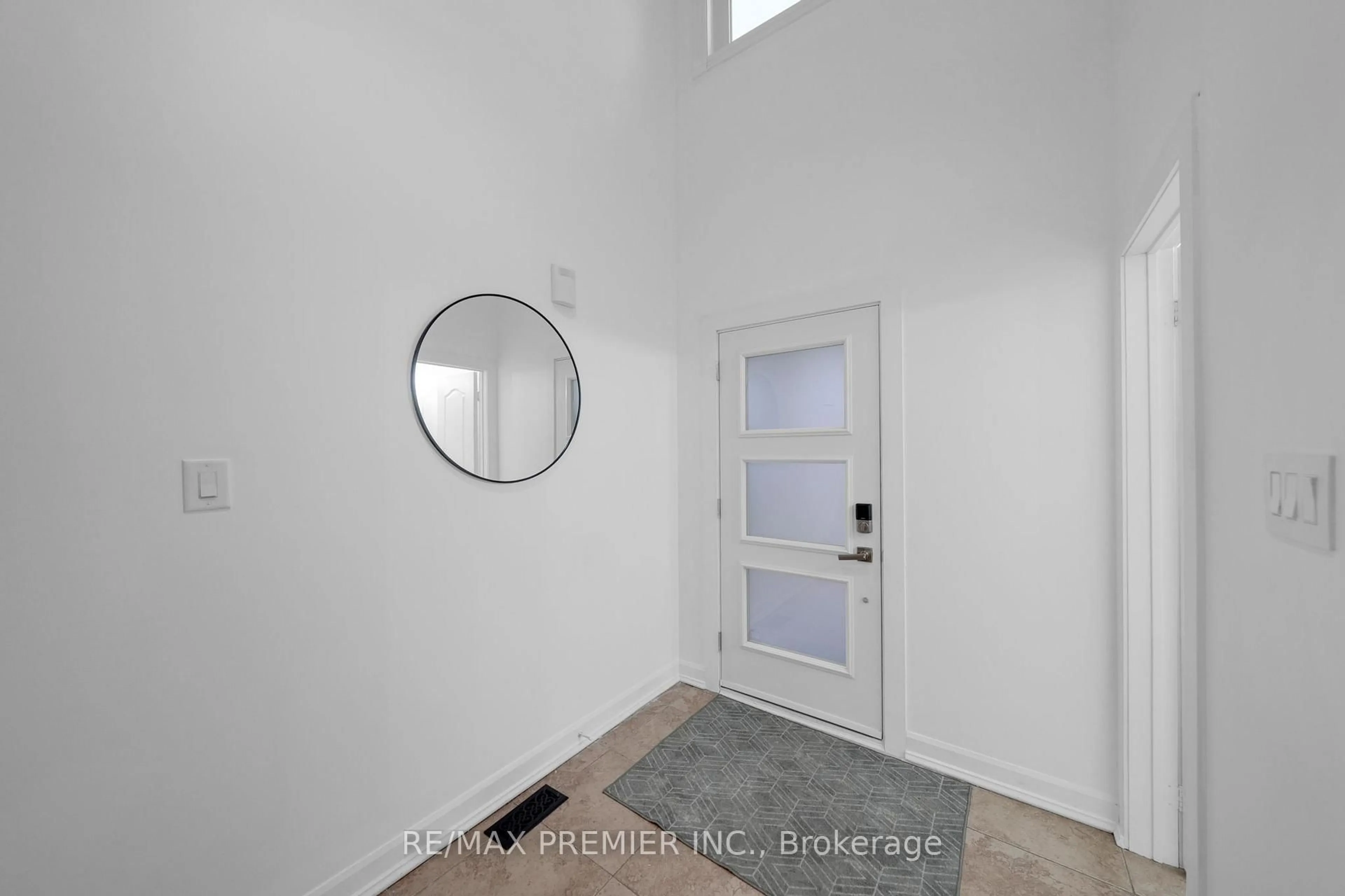 Indoor entryway for 33 Topaz Crt, Vaughan Ontario L6A 2X2