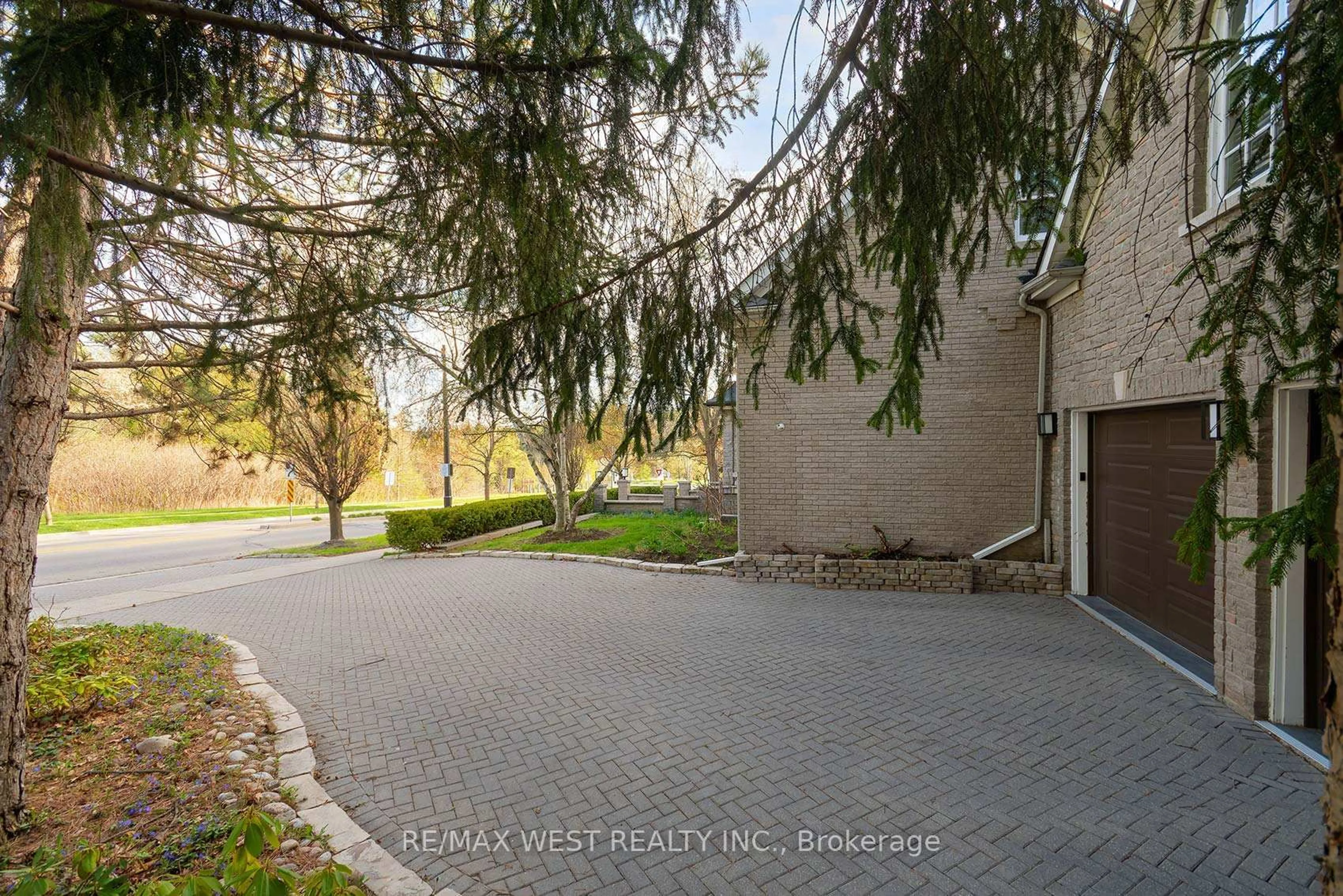 A pic from outside/outdoor area/front of a property/back of a property/a pic from drone, street for 5 Humberview Dr, Vaughan Ontario L4H 1B1