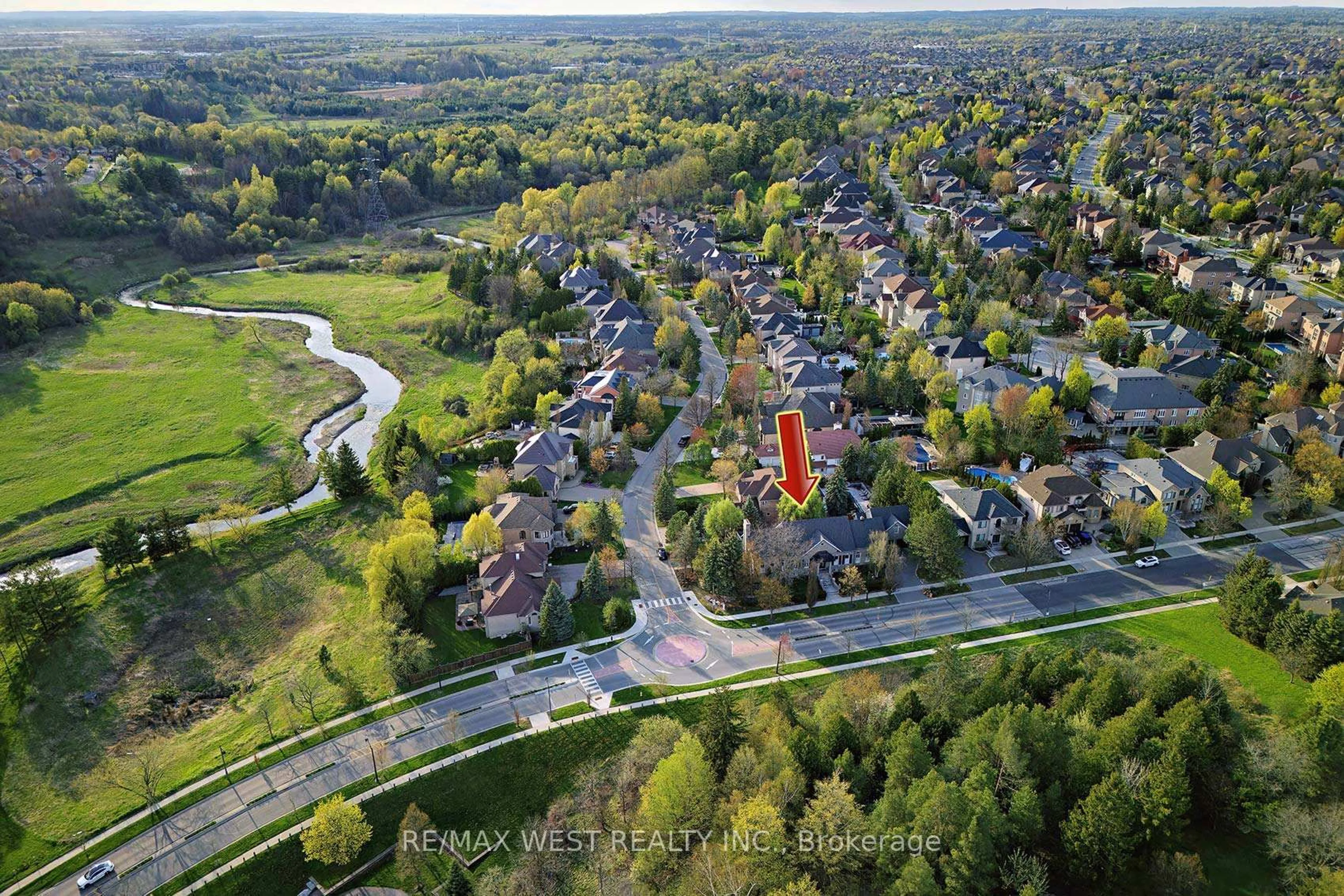 A pic from outside/outdoor area/front of a property/back of a property/a pic from drone, street for 5 Humberview Dr, Vaughan Ontario L4H 1B1
