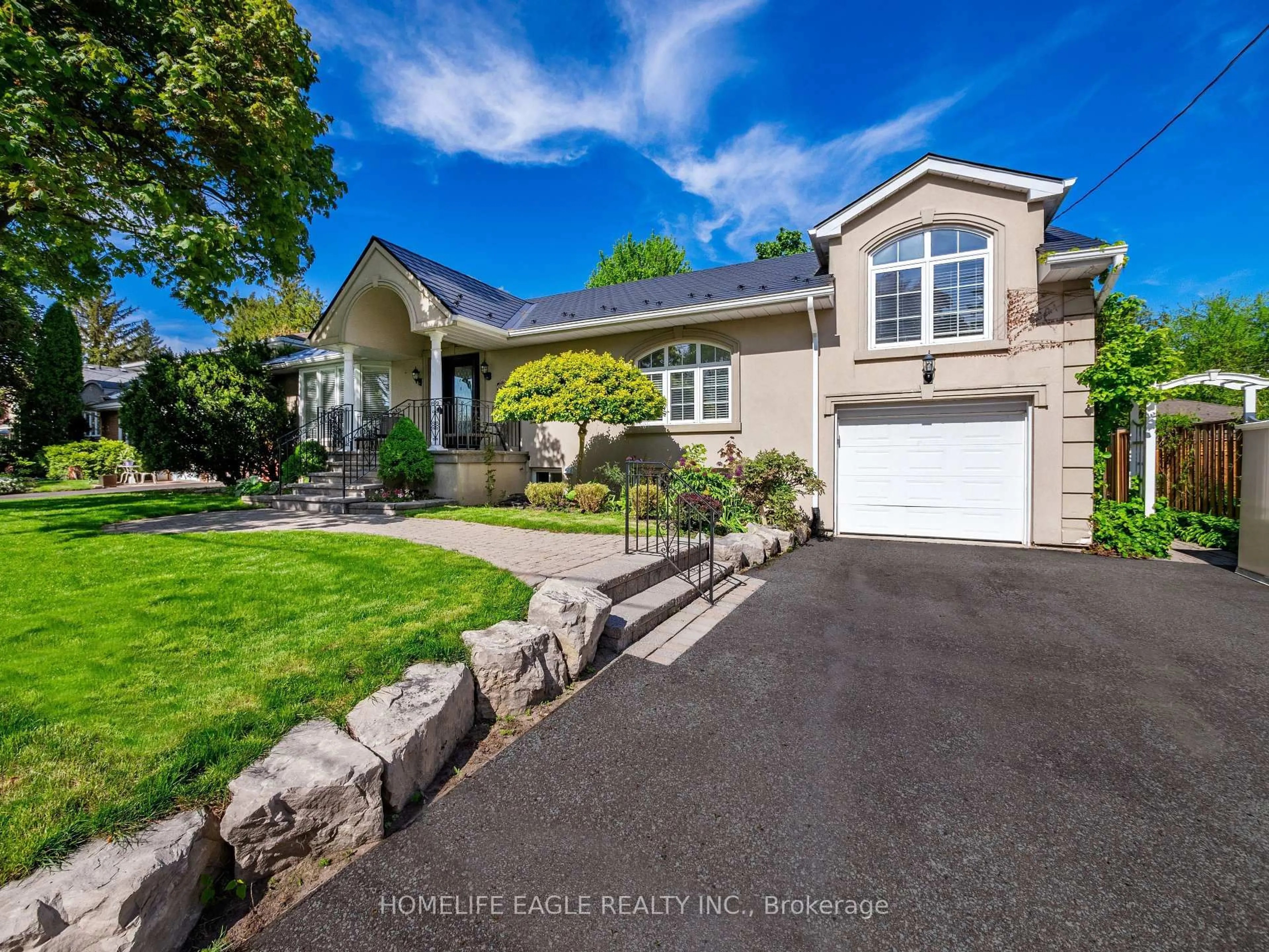 Home with vinyl exterior material, street for 11 Knollside Dr, Richmond Hill Ontario L4C 4W7