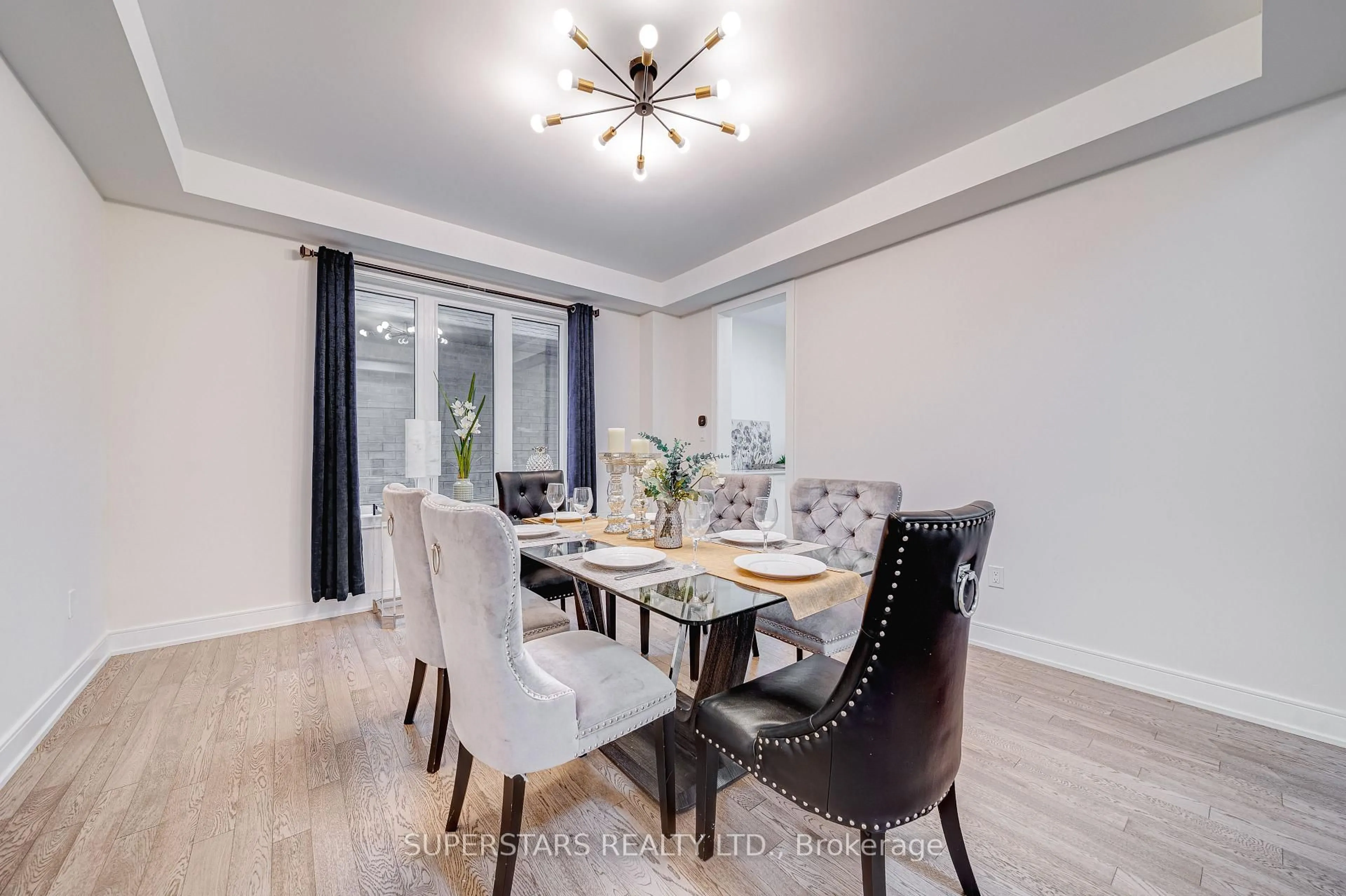 Dining room, wood/laminate floor for 143 Kenneth Rogers Cres, East Gwillimbury Ontario L9N 0S1
