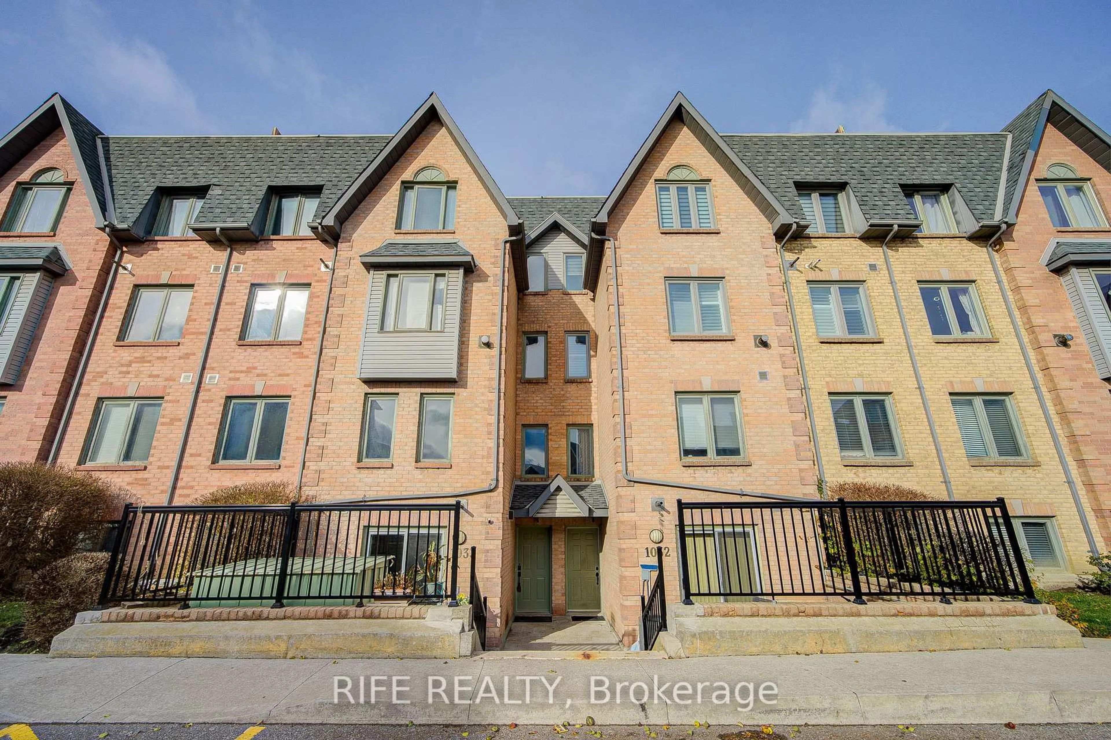 A pic from outside/outdoor area/front of a property/back of a property/a pic from drone, building for 75 Weldrick Rd #1033, Richmond Hill Ontario L4C 0H9