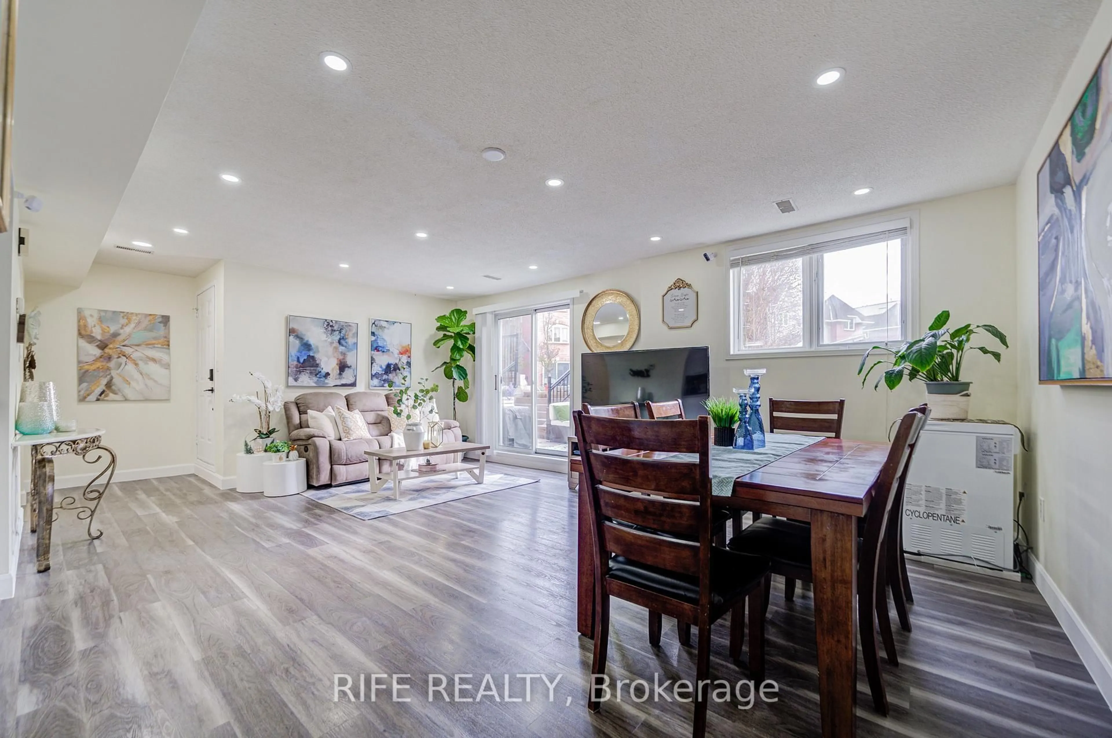 Unknown for 75 Weldrick Rd #1033, Richmond Hill Ontario L4C 0H9