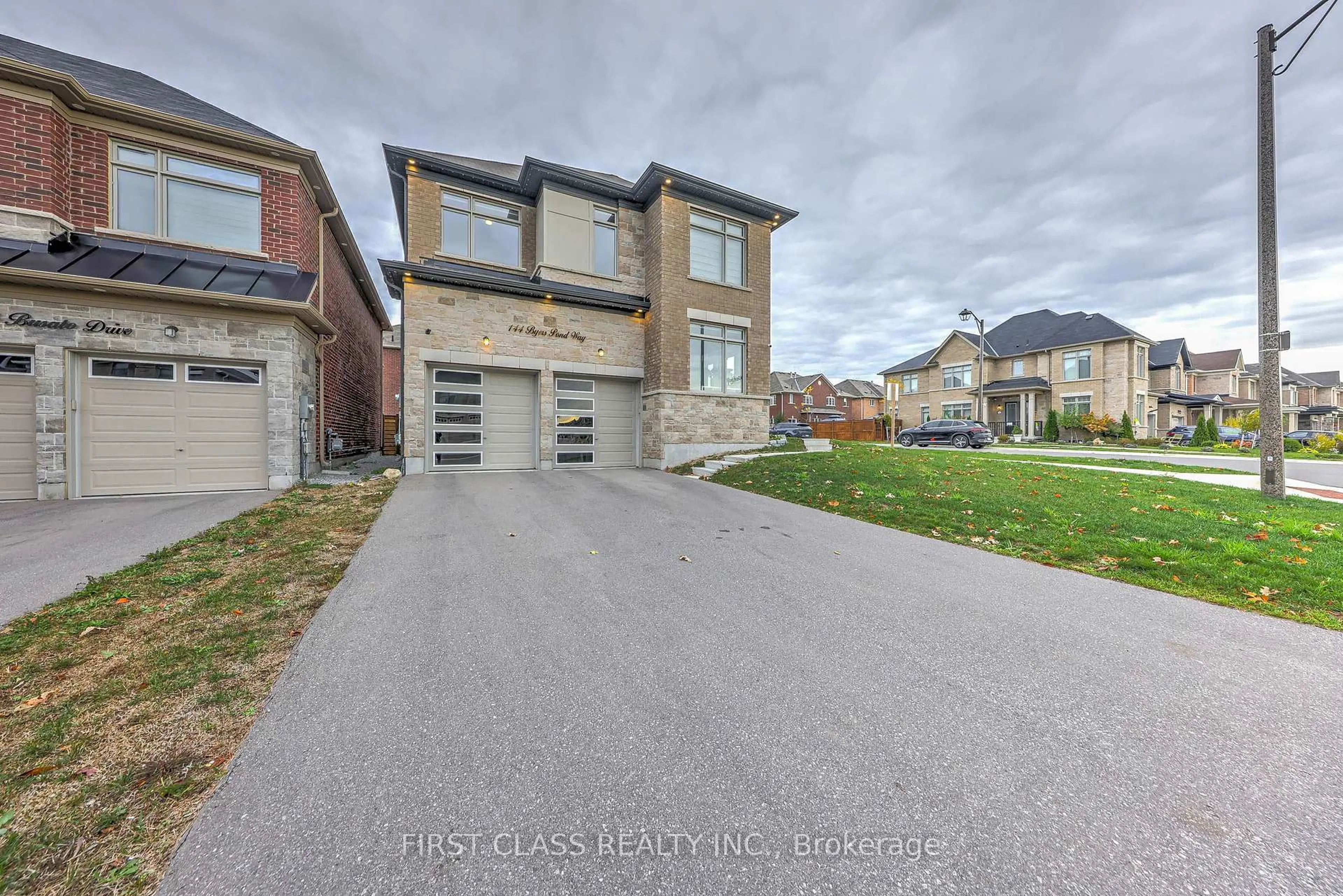 A pic from outside/outdoor area/front of a property/back of a property/a pic from drone, street for 144 Byers Pond Way, Whitchurch-Stouffville Ontario L4A 4X3