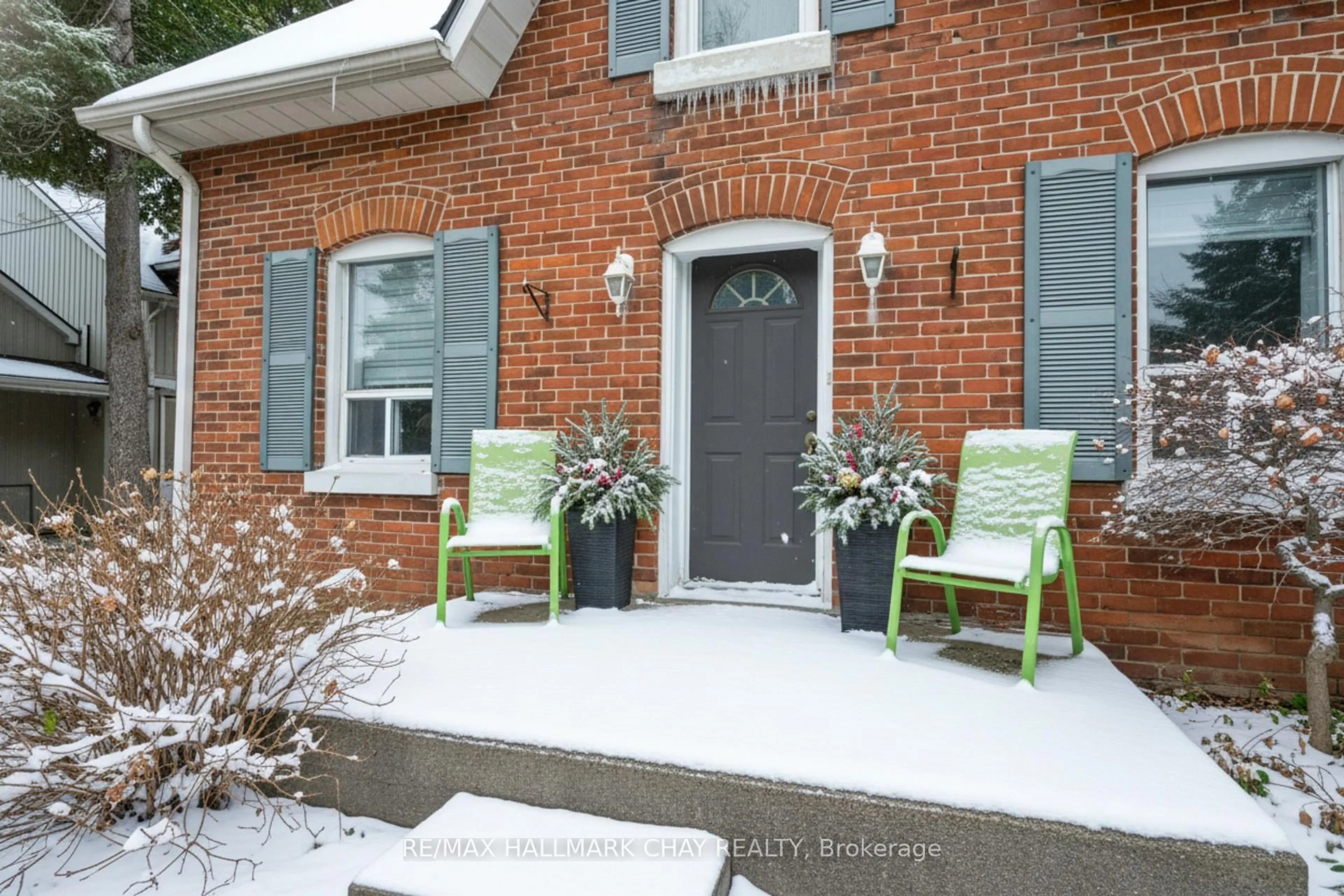 Home with brick exterior material, street for 2088 Victoria St, Innisfil Ontario L9S 1K4