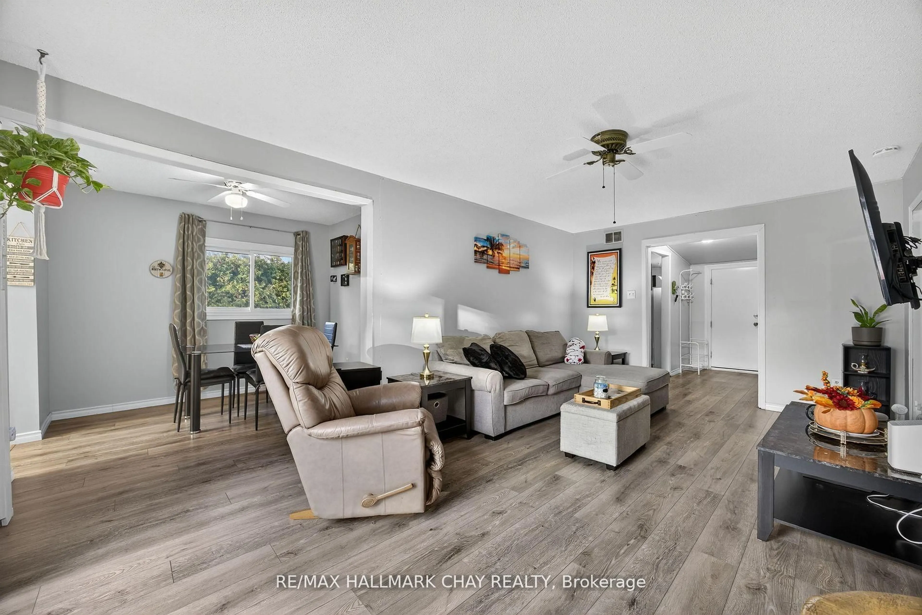 Living room with furniture, unknown for 2036 Northern Ave, Innisfil Ontario L9S 1Z4