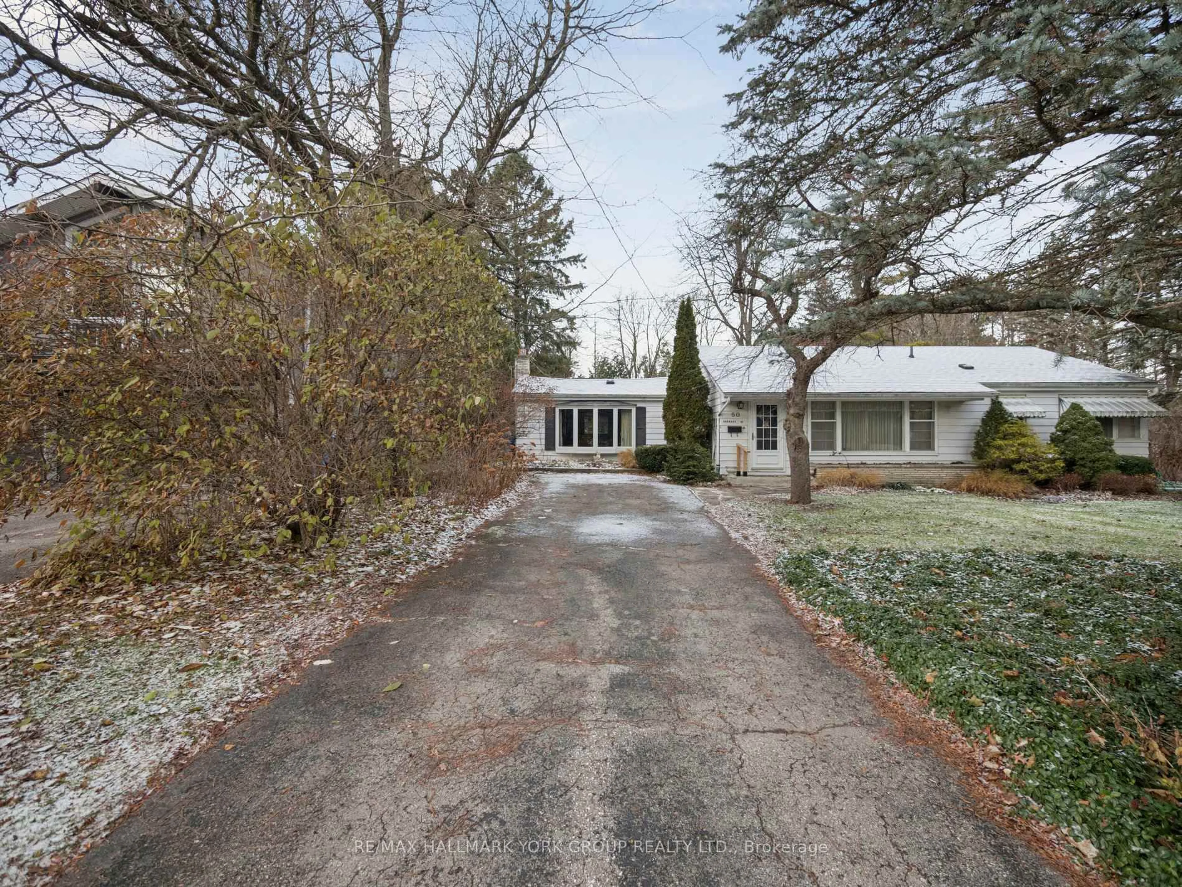 A pic from outside/outdoor area/front of a property/back of a property/a pic from drone, street for 60 Charles St, King Ontario L7B 1J7