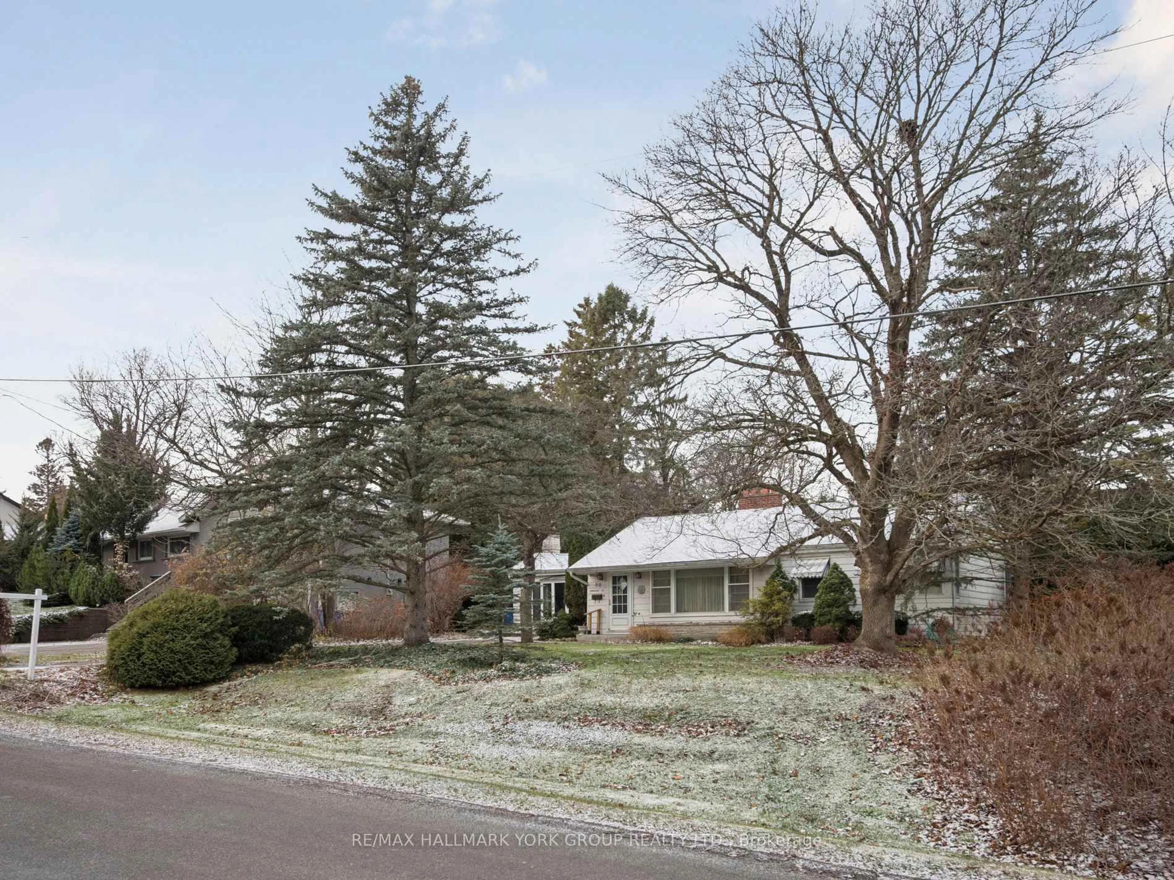 A pic from outside/outdoor area/front of a property/back of a property/a pic from drone, street for 60 Charles St, King Ontario L7B 1J7
