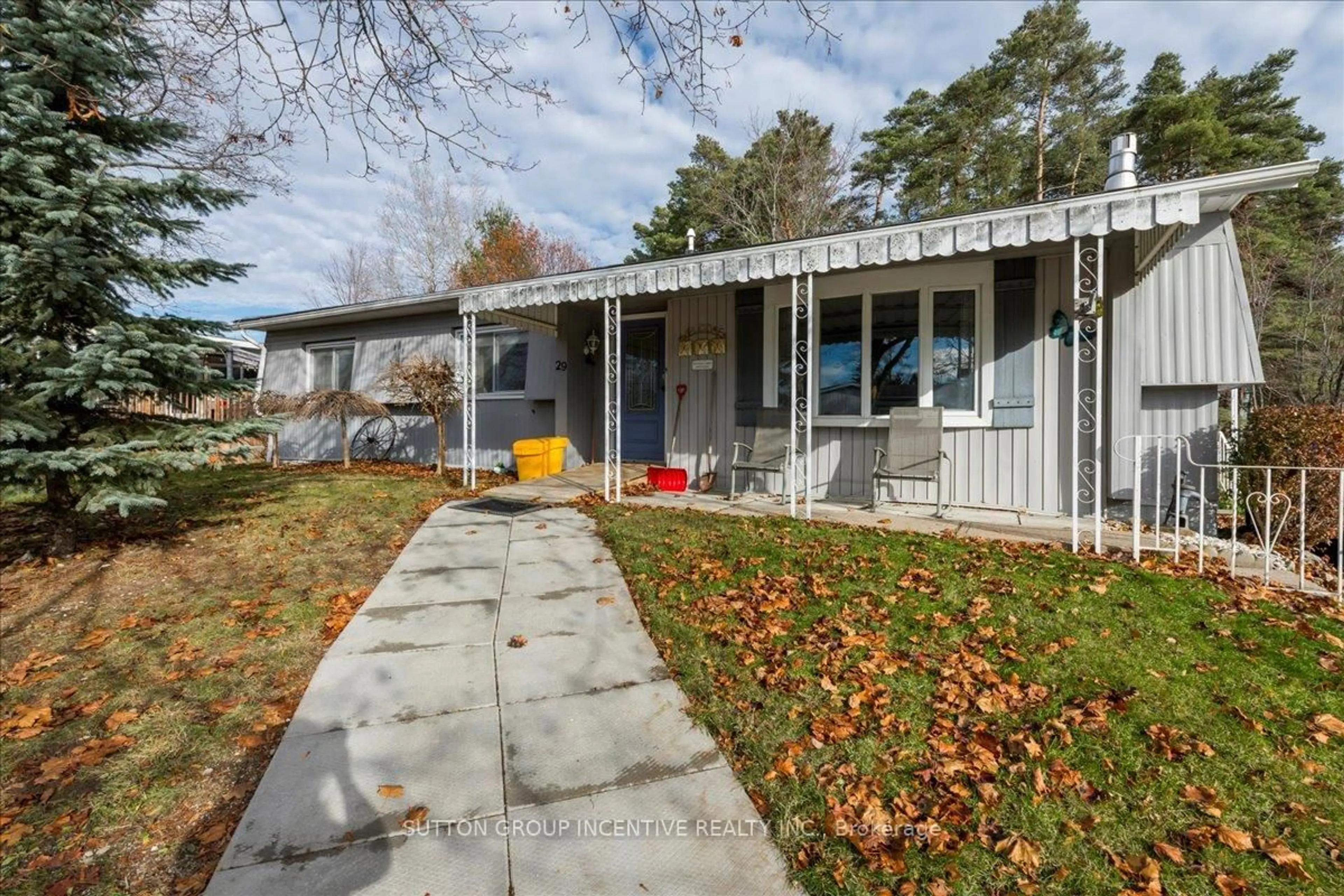 A pic from outside/outdoor area/front of a property/back of a property/a pic from drone, street for 29 Main St, Innisfil Ontario L9S 1L9