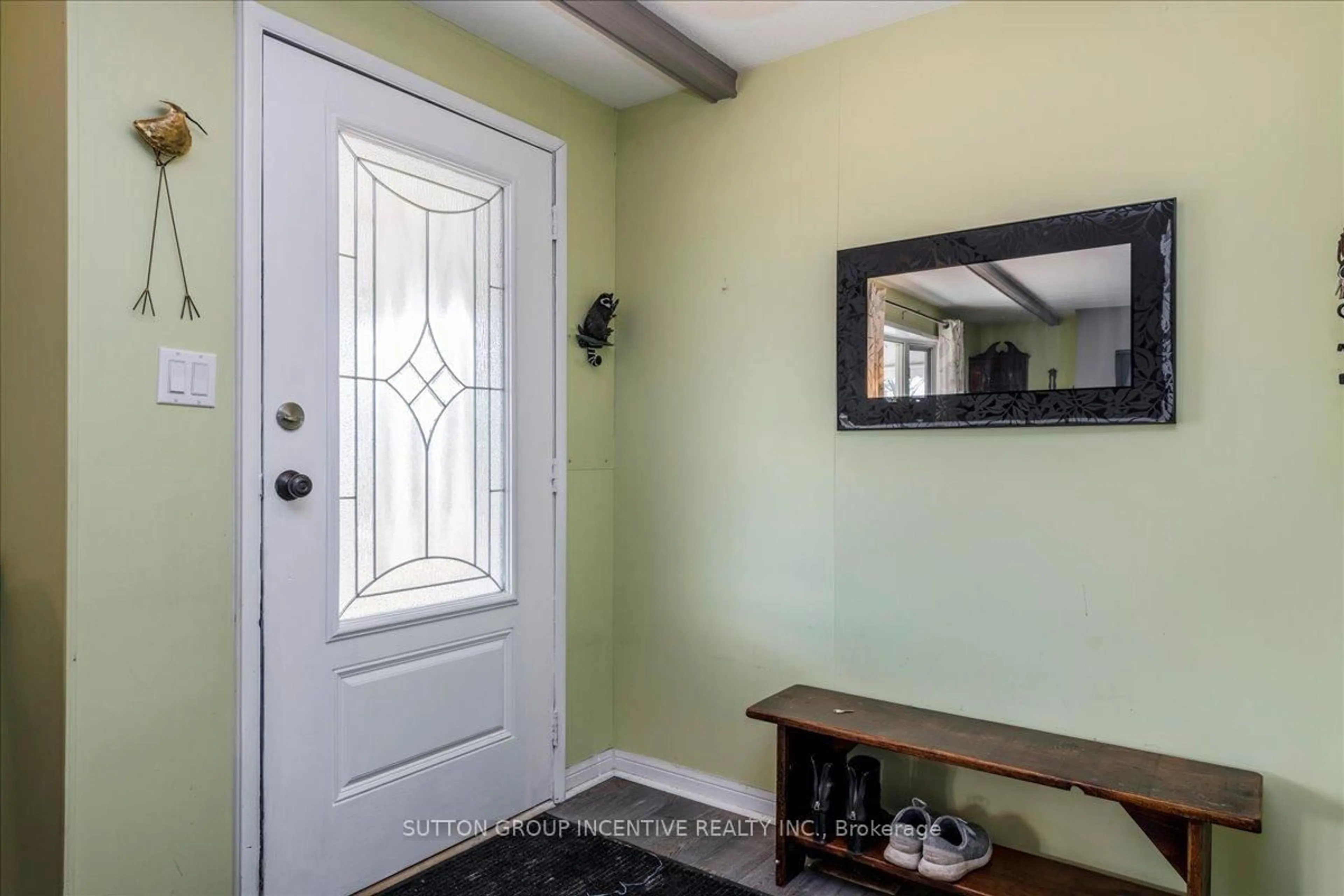 Indoor entryway for 29 Main St, Innisfil Ontario L9S 1L9