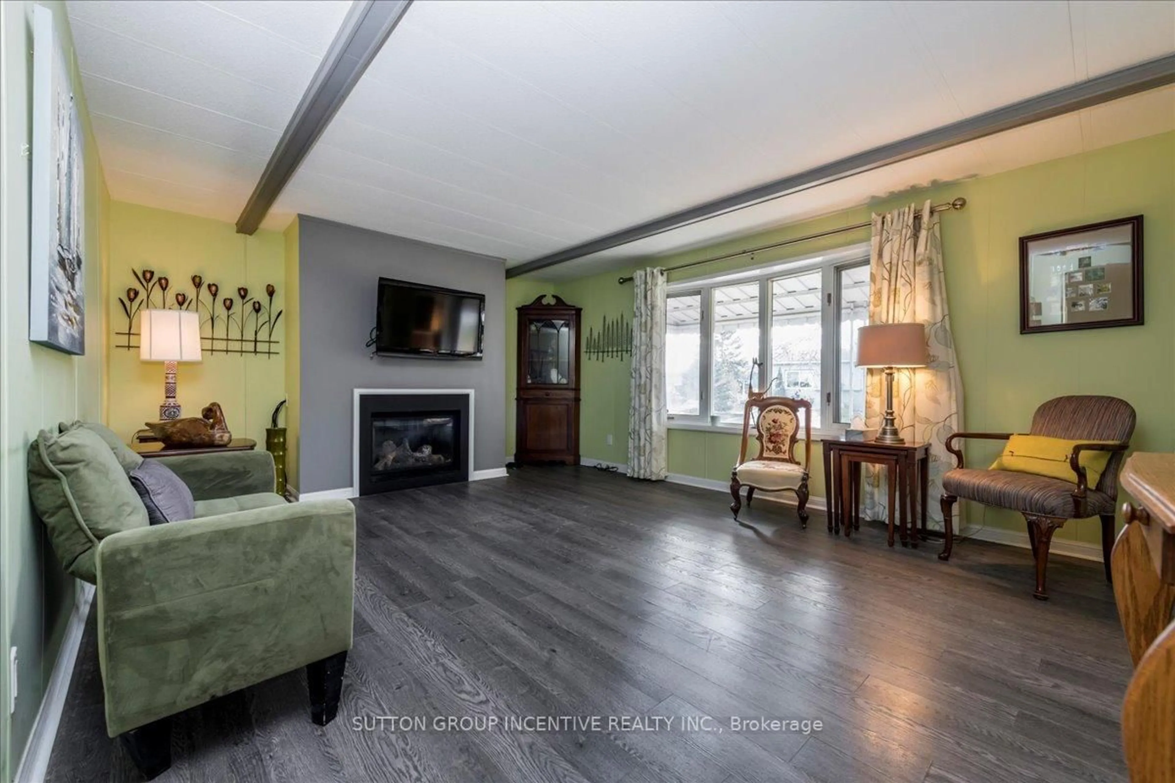 Living room with furniture, wood/laminate floor for 29 Main St, Innisfil Ontario L9S 1L9