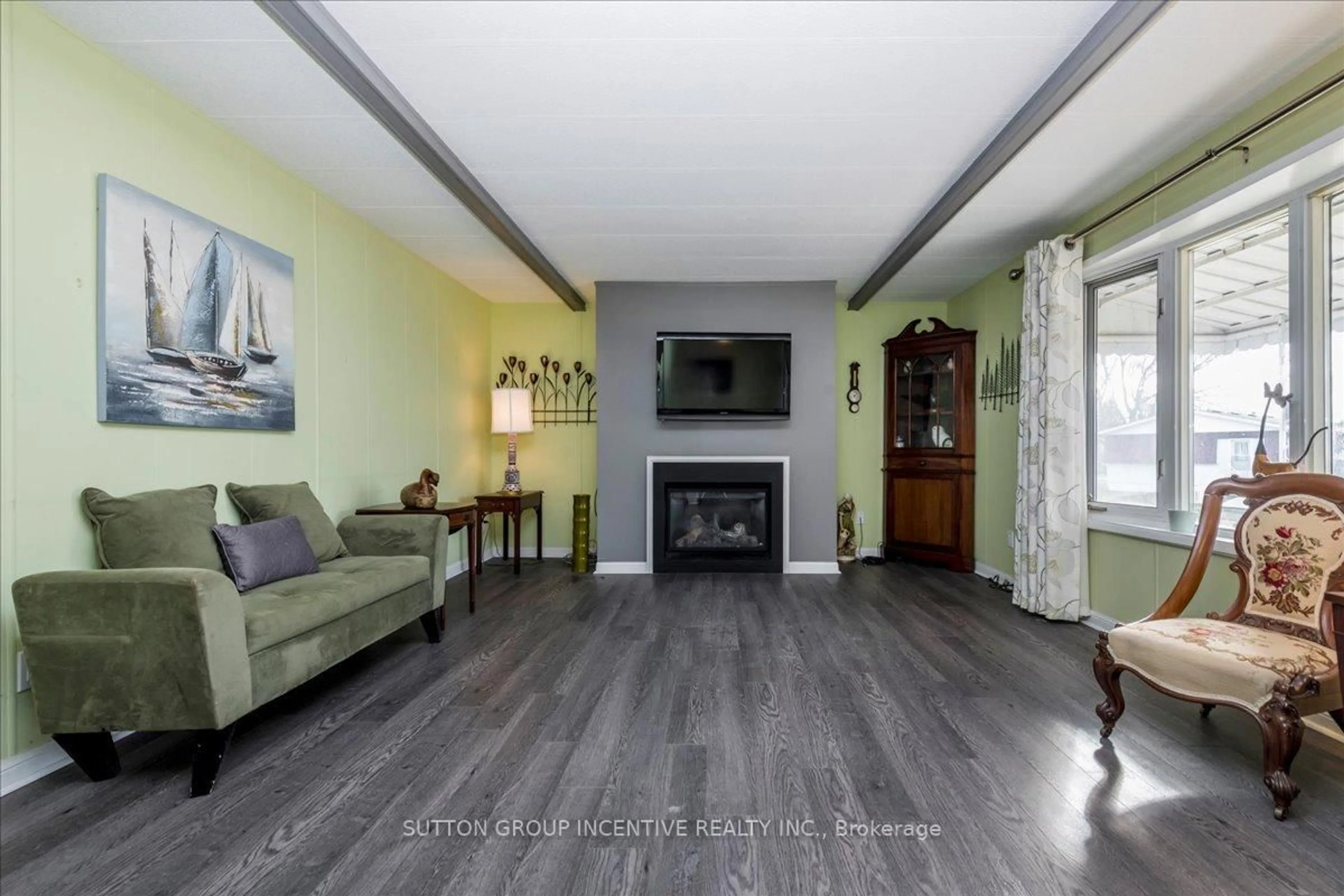 Living room with furniture, unknown for 29 Main St, Innisfil Ontario L9S 1L9