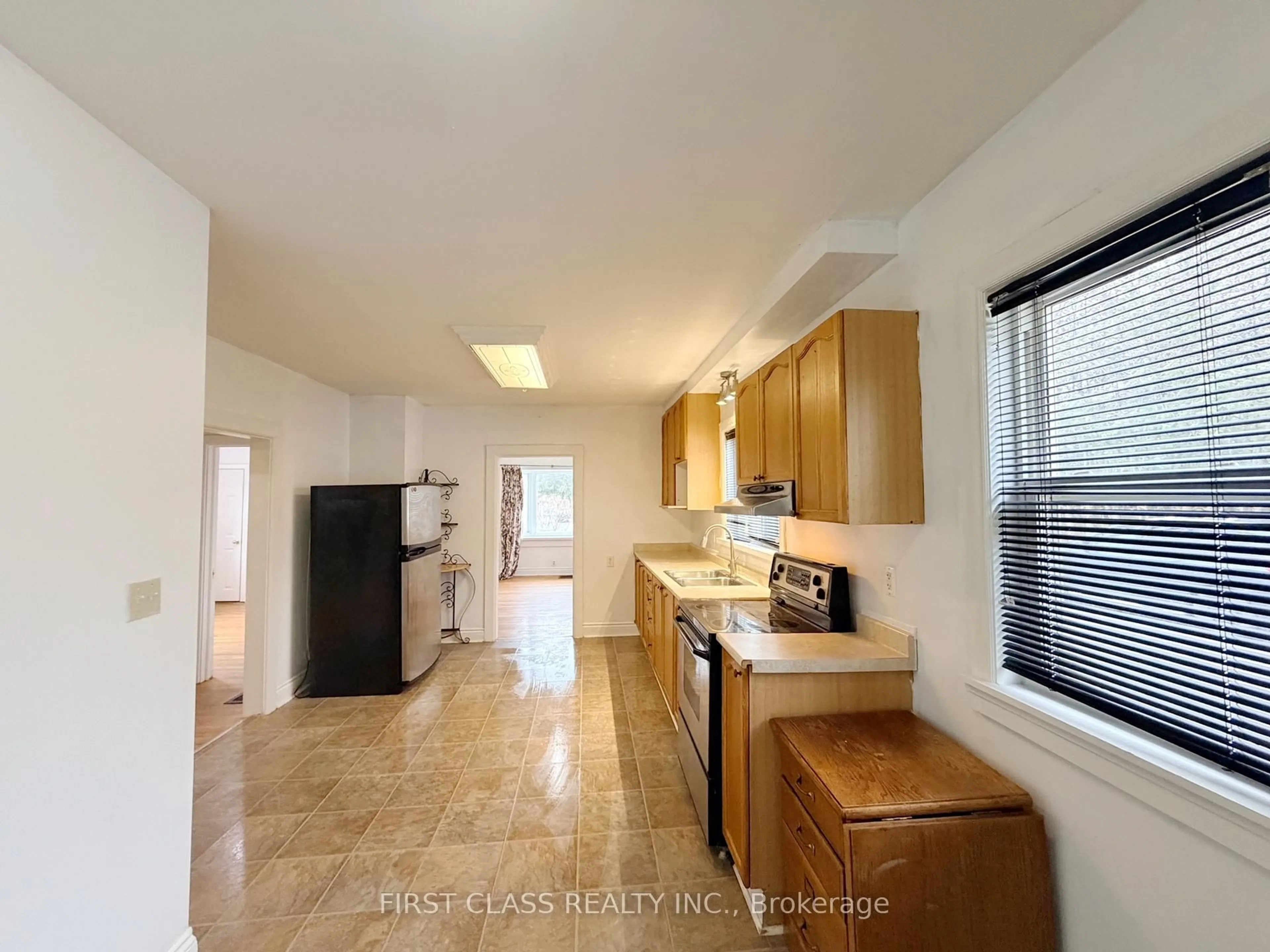 Standard kitchen, ceramic/tile floor for 2081 Metro Rd, Georgina Ontario L0E 1L0