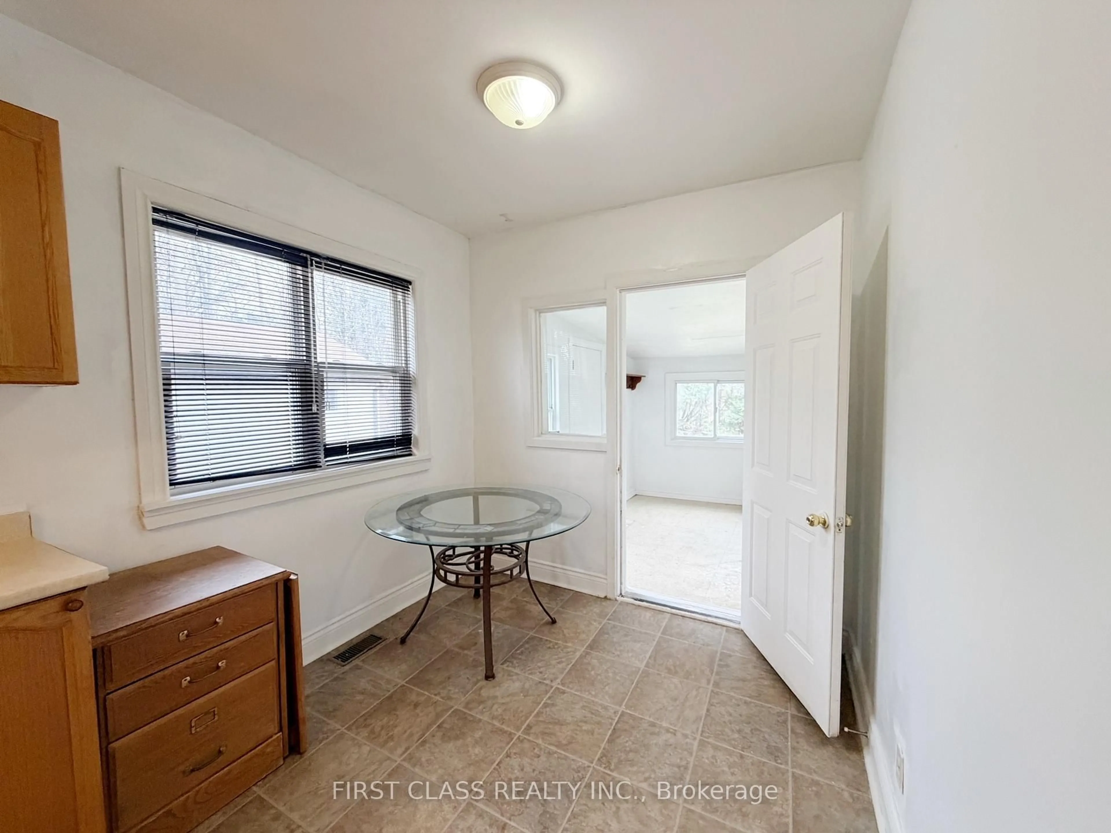 A pic of a room for 2081 Metro Rd, Georgina Ontario L0E 1L0